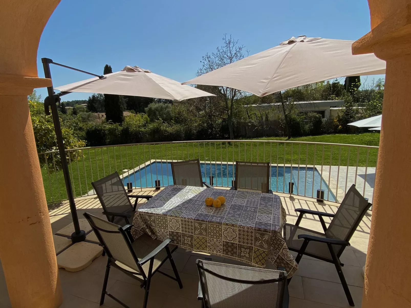 Geräumige und elegante Villa mit großem Garten, Swimmingpool und 3 Schlafzimmer-Outside