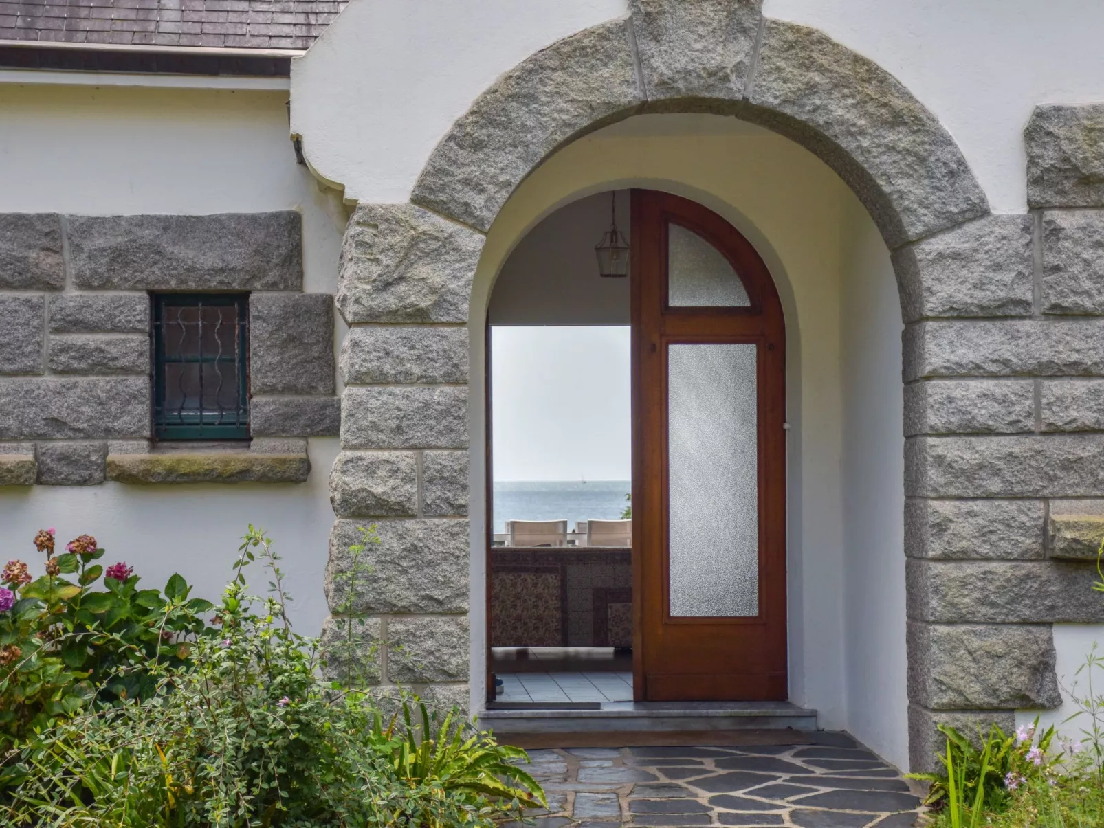 Villa mit großem Grundstück direkt am Mer