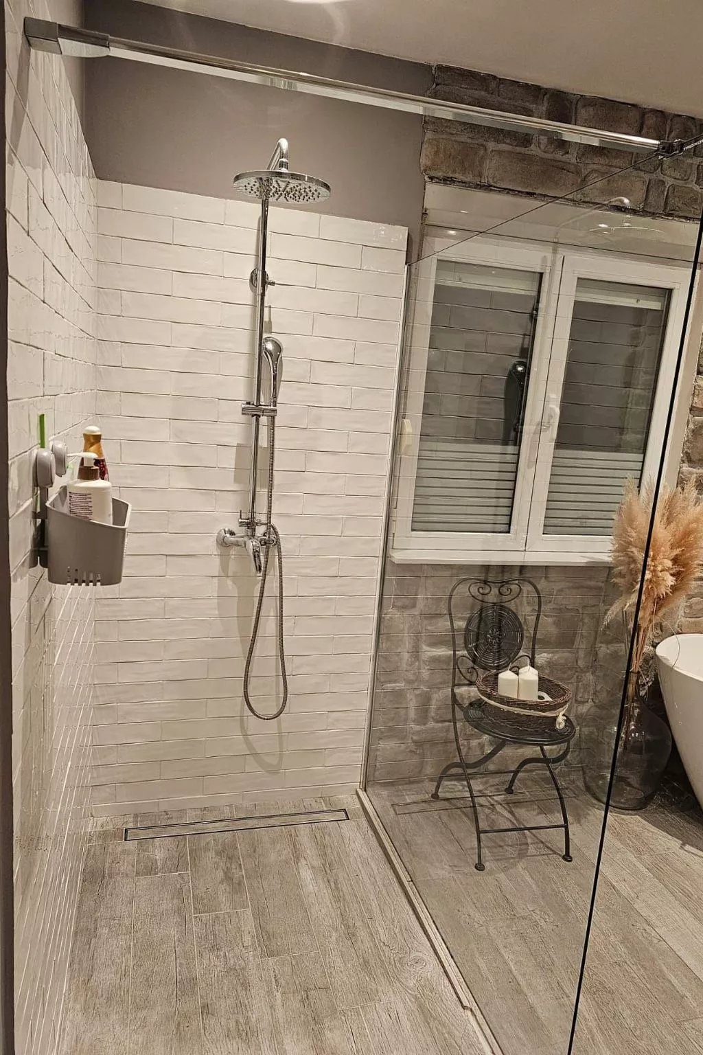 Mit Blick auf das Wasser-Inside