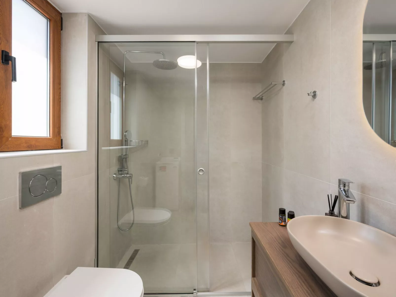 Villa mit Seeblick und Pool in der Nähe von Restaurants-Image-tags.info