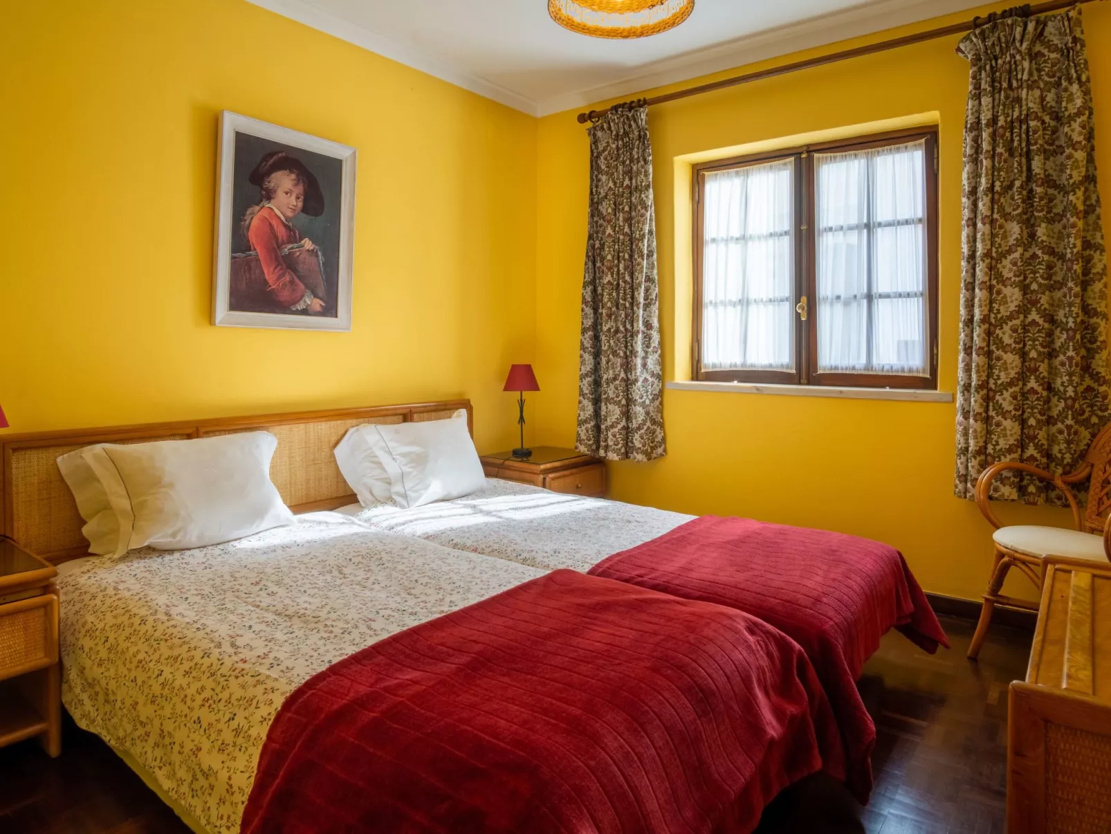 Schönes Ferienhaus in Colares mit Privatem Pool-Dedans