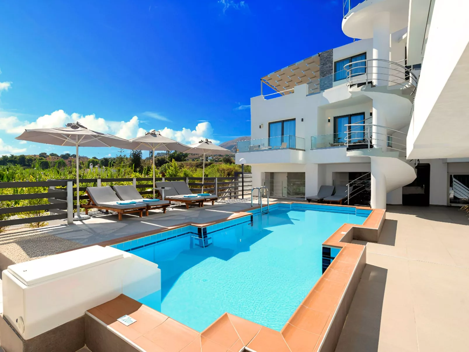 Pnoe Beachside Studio