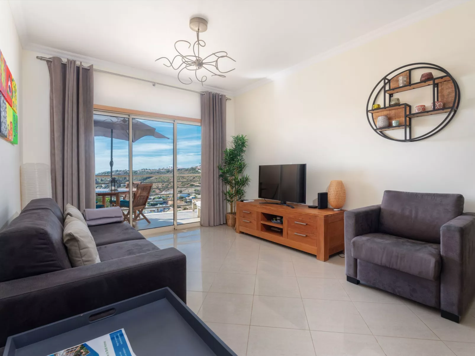 BnB Homes Wohnung mit Terrasse und Schwimmbad-Drinnen