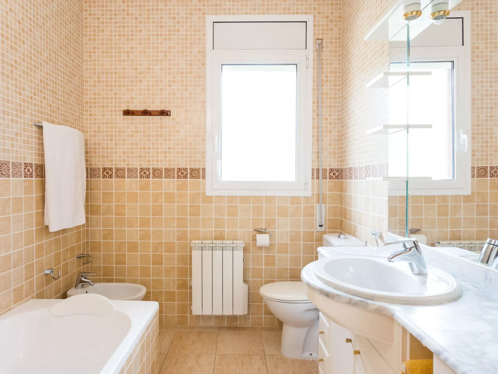 Großes Haus mit Schwimmbad und Barbecue-Drinnen