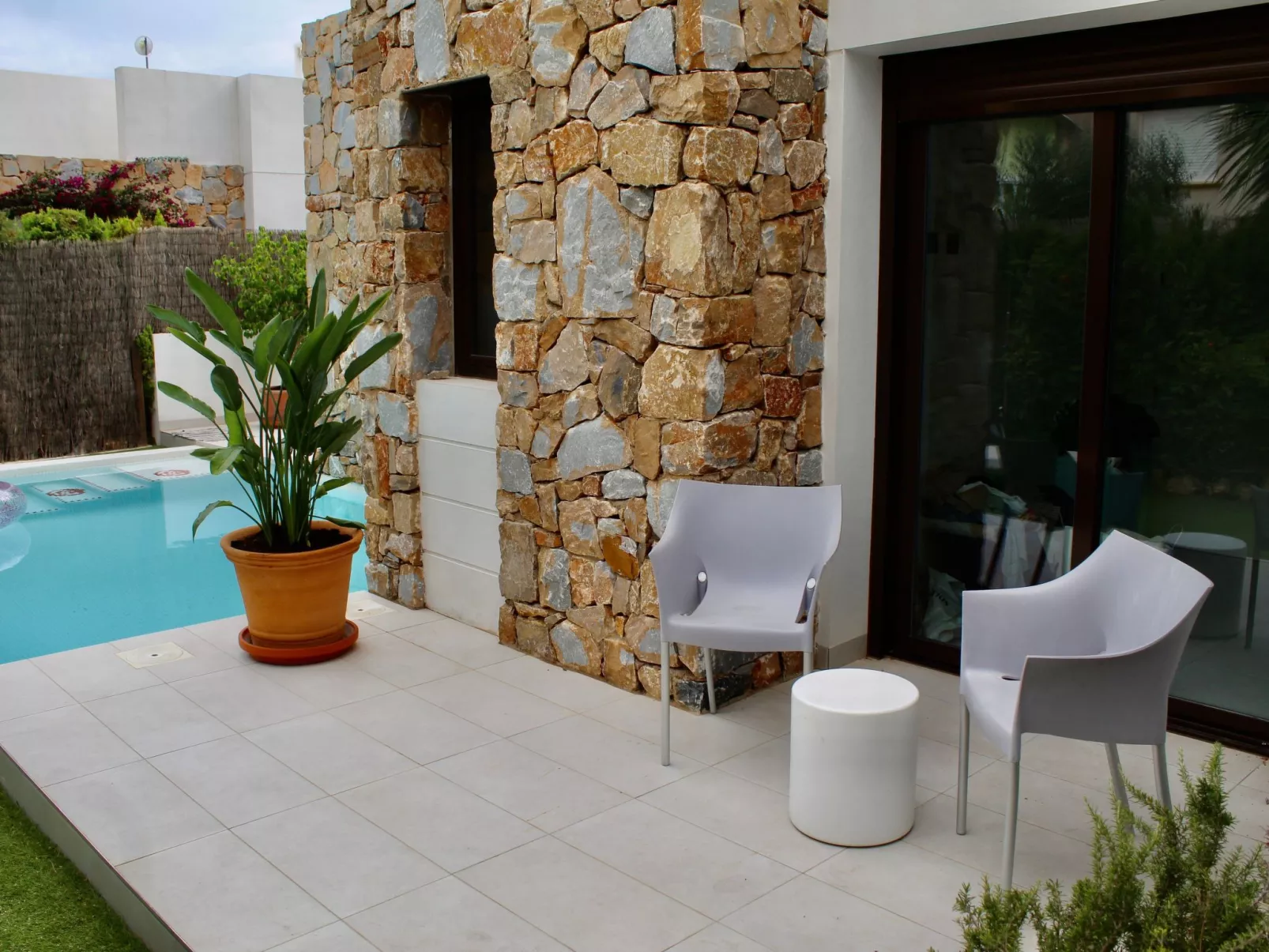 Mit Blick auf das Wasser-Dehors