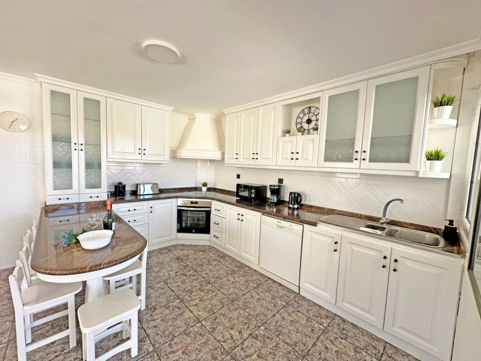 Villa "Esmeralda" mit Garten, Grill und Terrasse-Inside