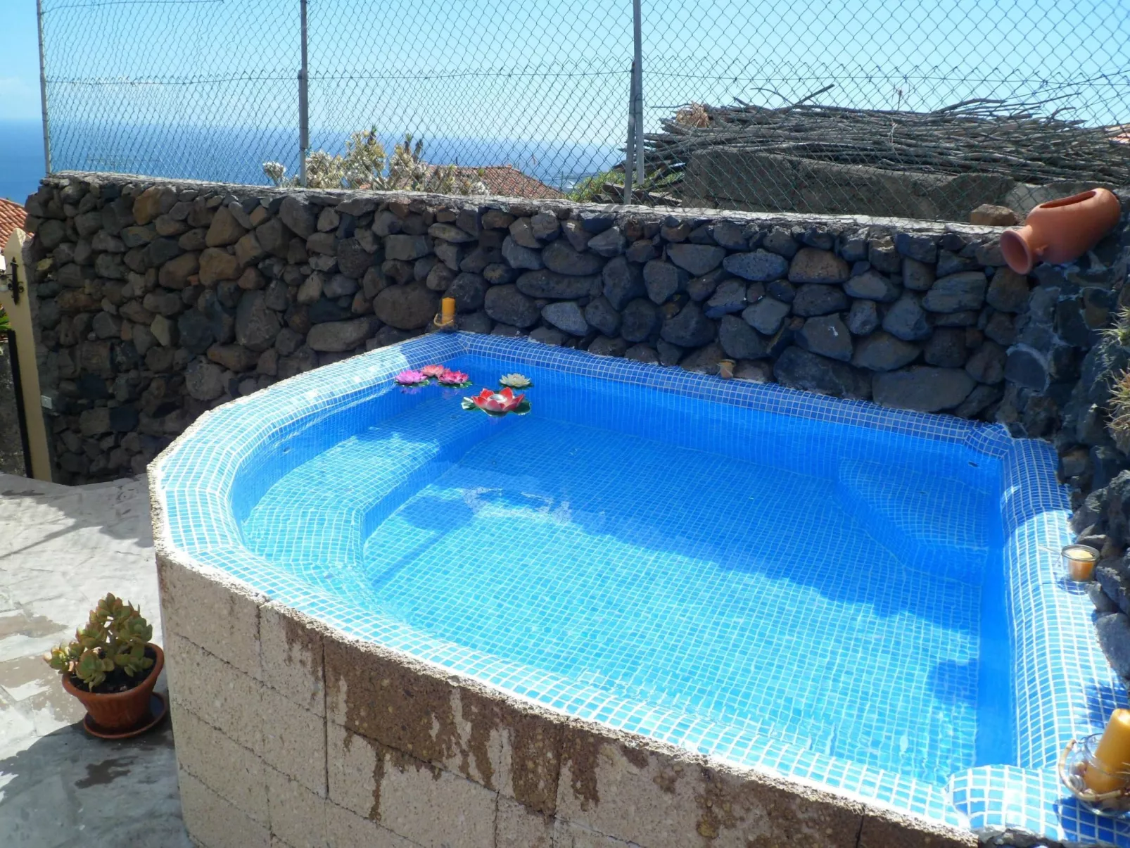 Haus mit Schwimmbad-Whirlpool in ruhiger Umgebung.-Outside