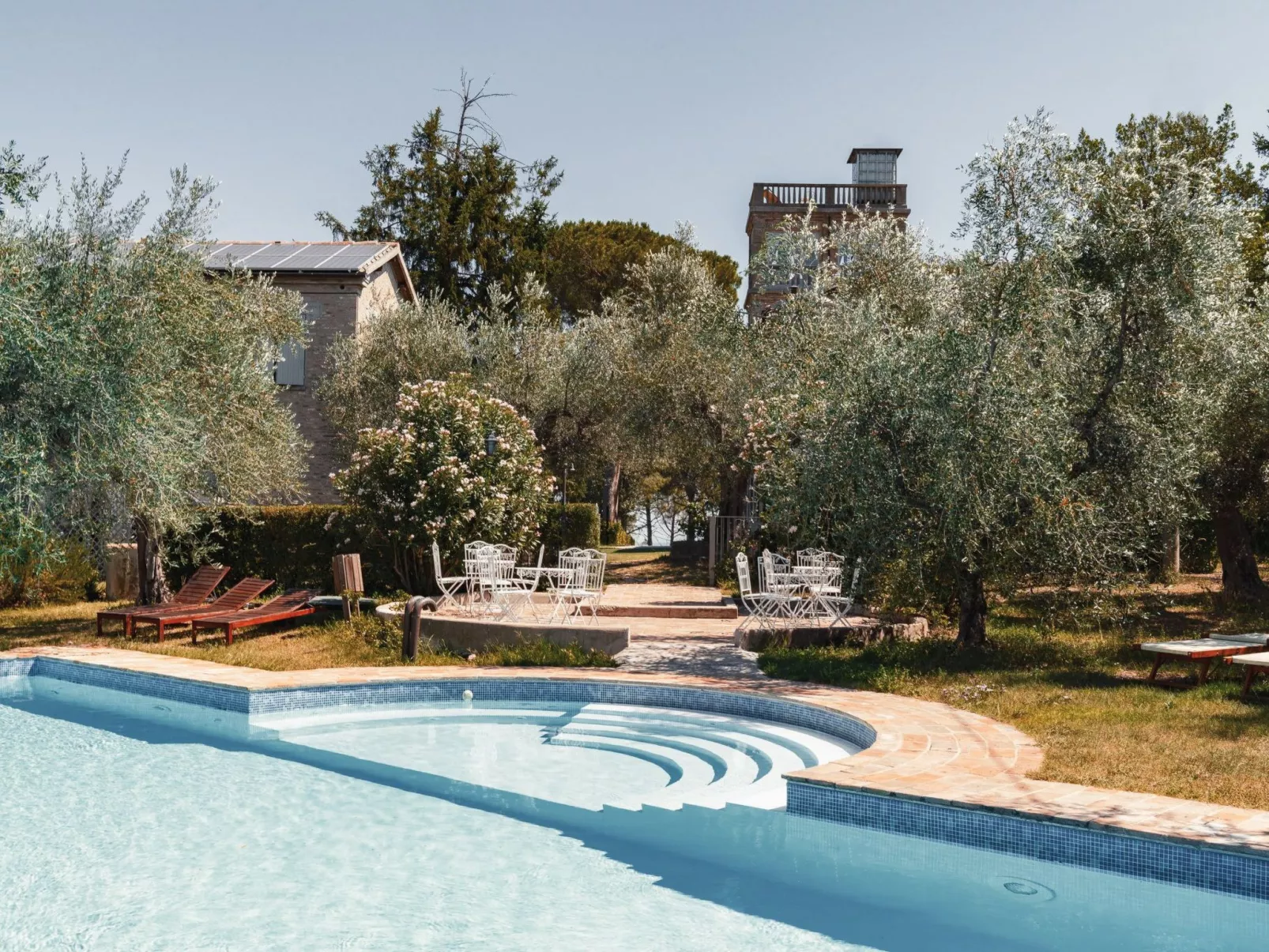 Mit Garten und Schwimmbad in den Hügeln der Marken.