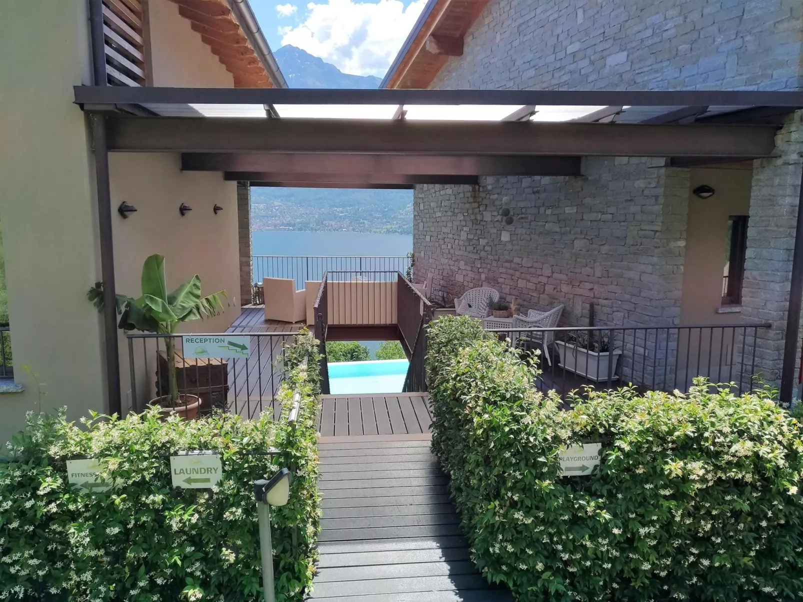 Wohnung mit Schwimmbad und fantastischem Seeblick-Dehors