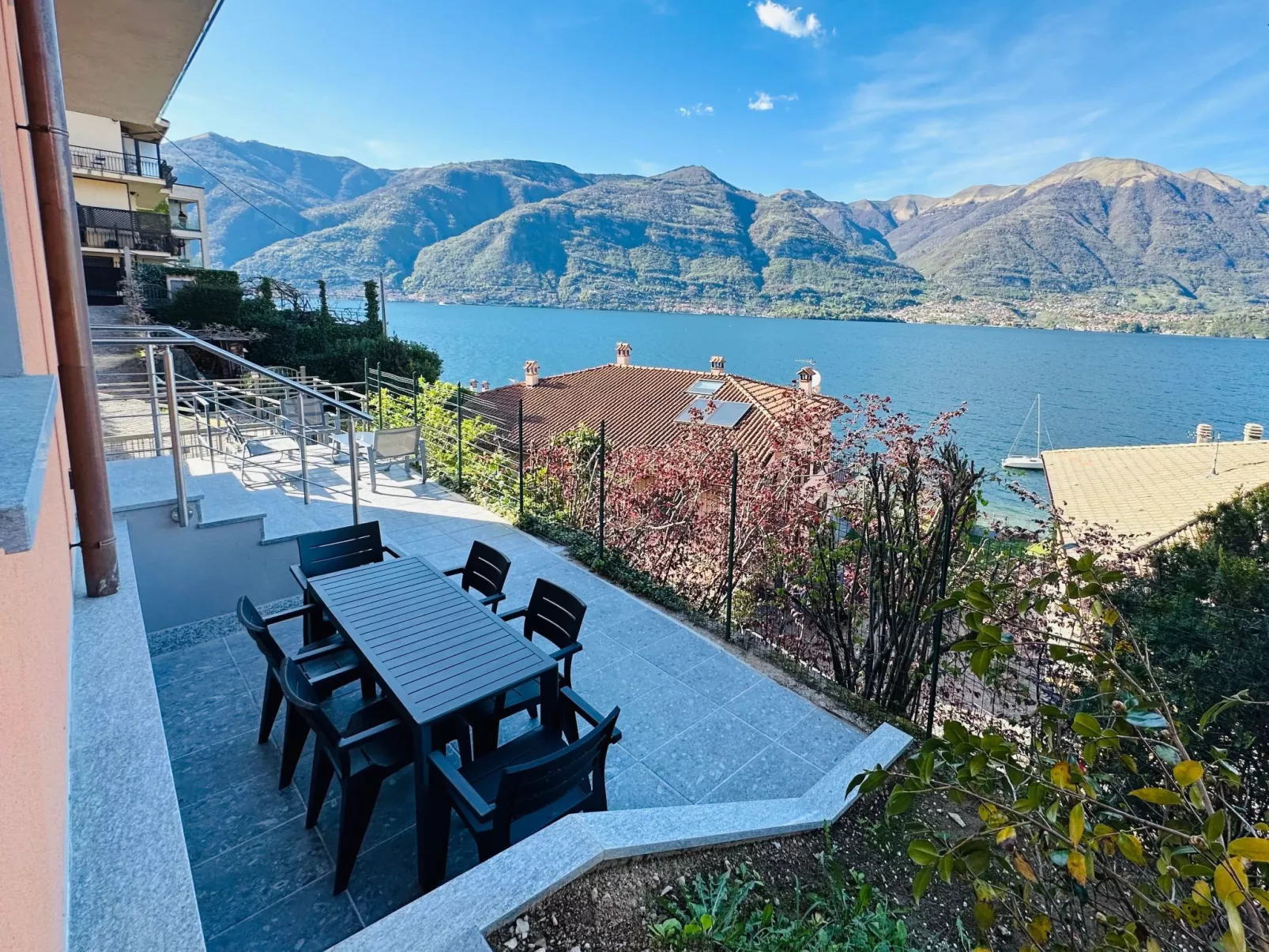 Mit Blick auf den Comer See-Dehors