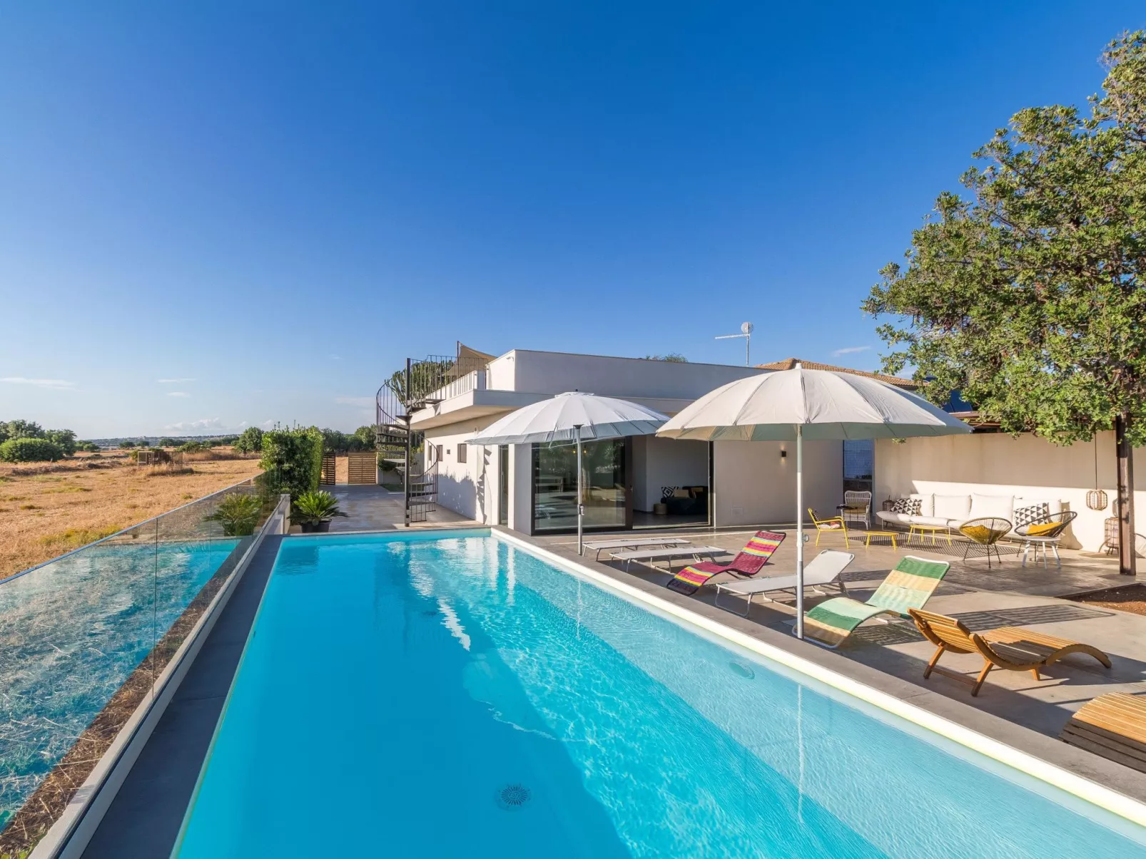 Demetra, moderne Villa mit Pool und Meerblick