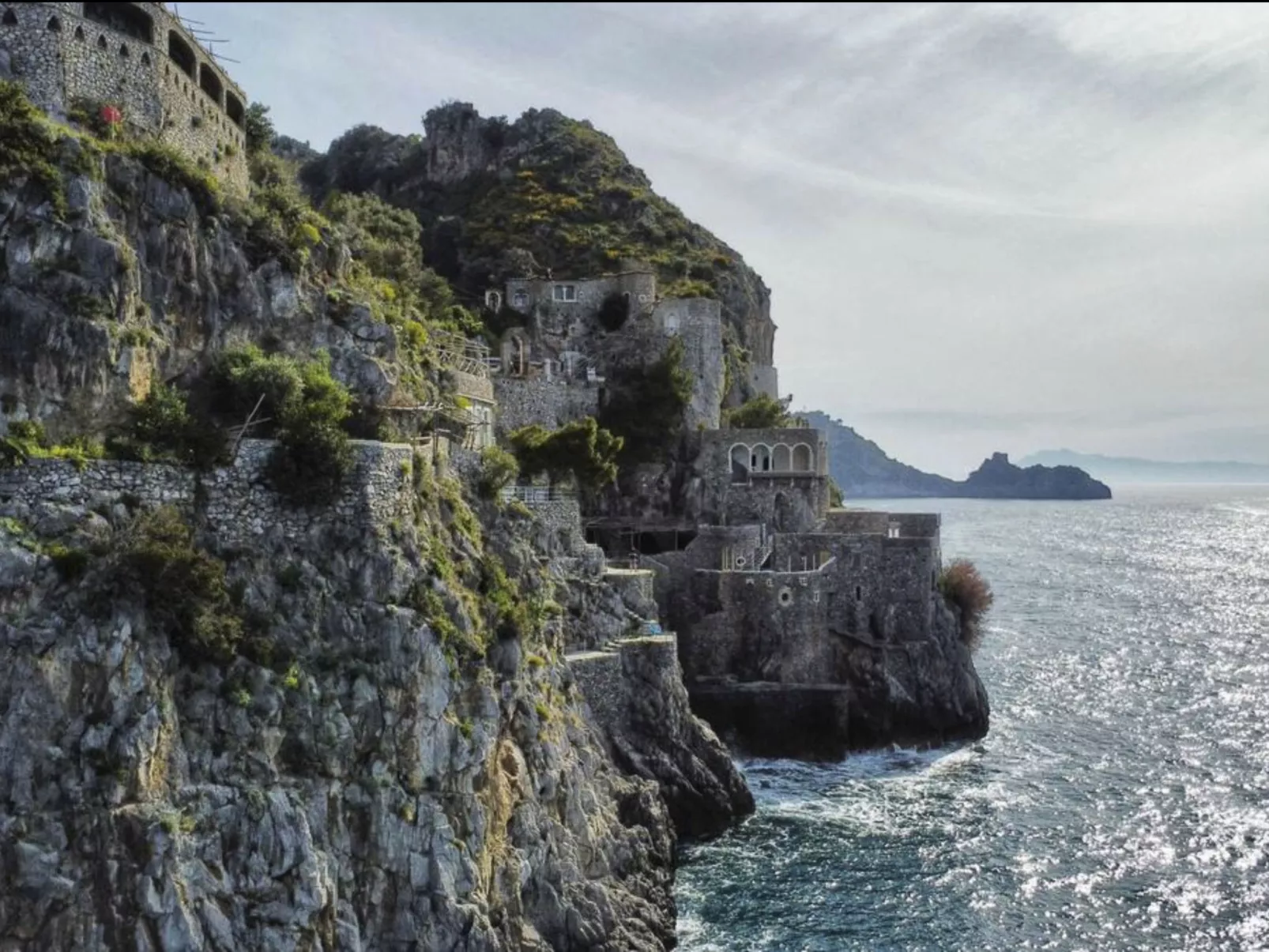 Villa auf einer natürlichen Klippe mit Blick auf das Meer, nur wenige Schritte-Draußen