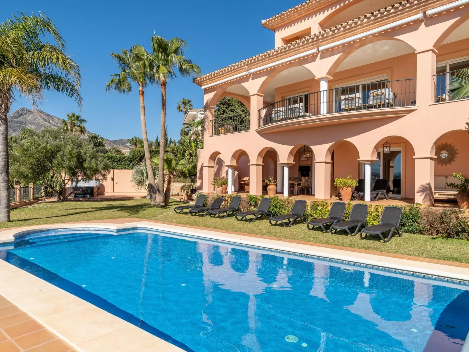 Luxuriöse Villa mit beheiztem Pool und Whirlpool