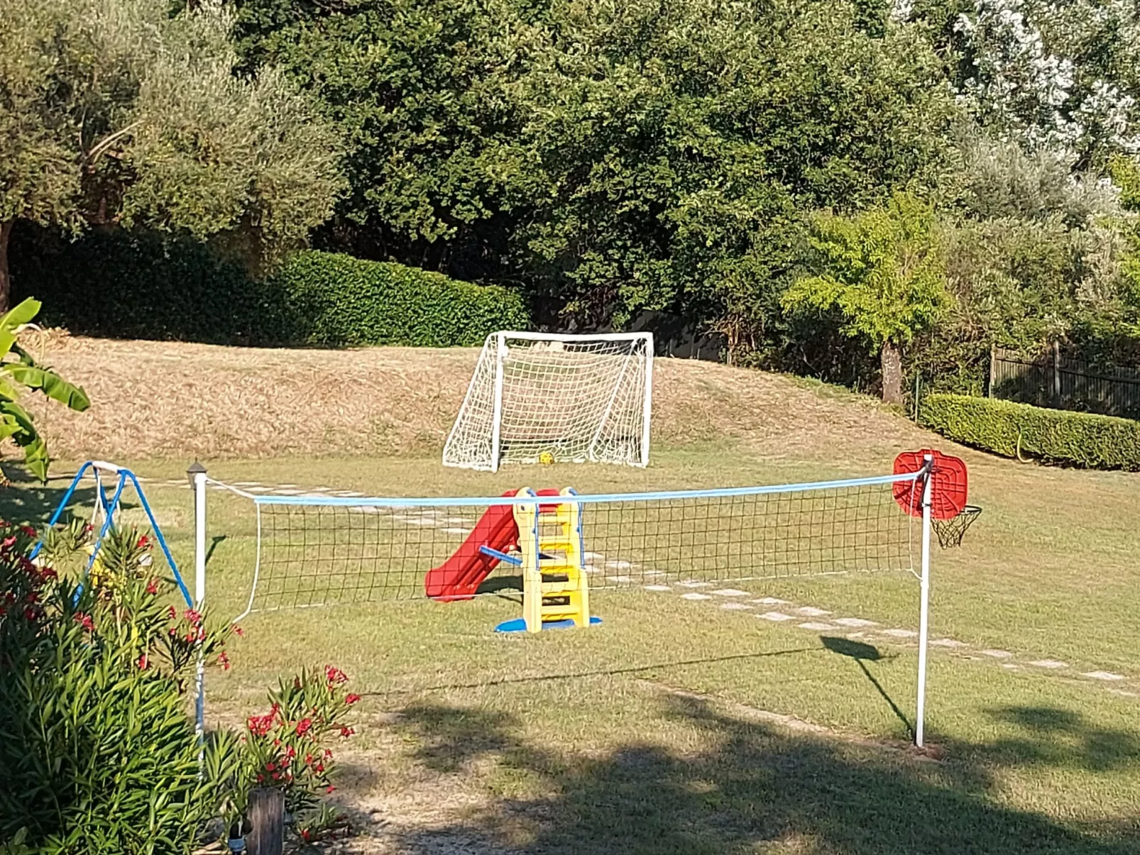 Villa im Grünen mit Schwimmbad und Meerblick-Draußen