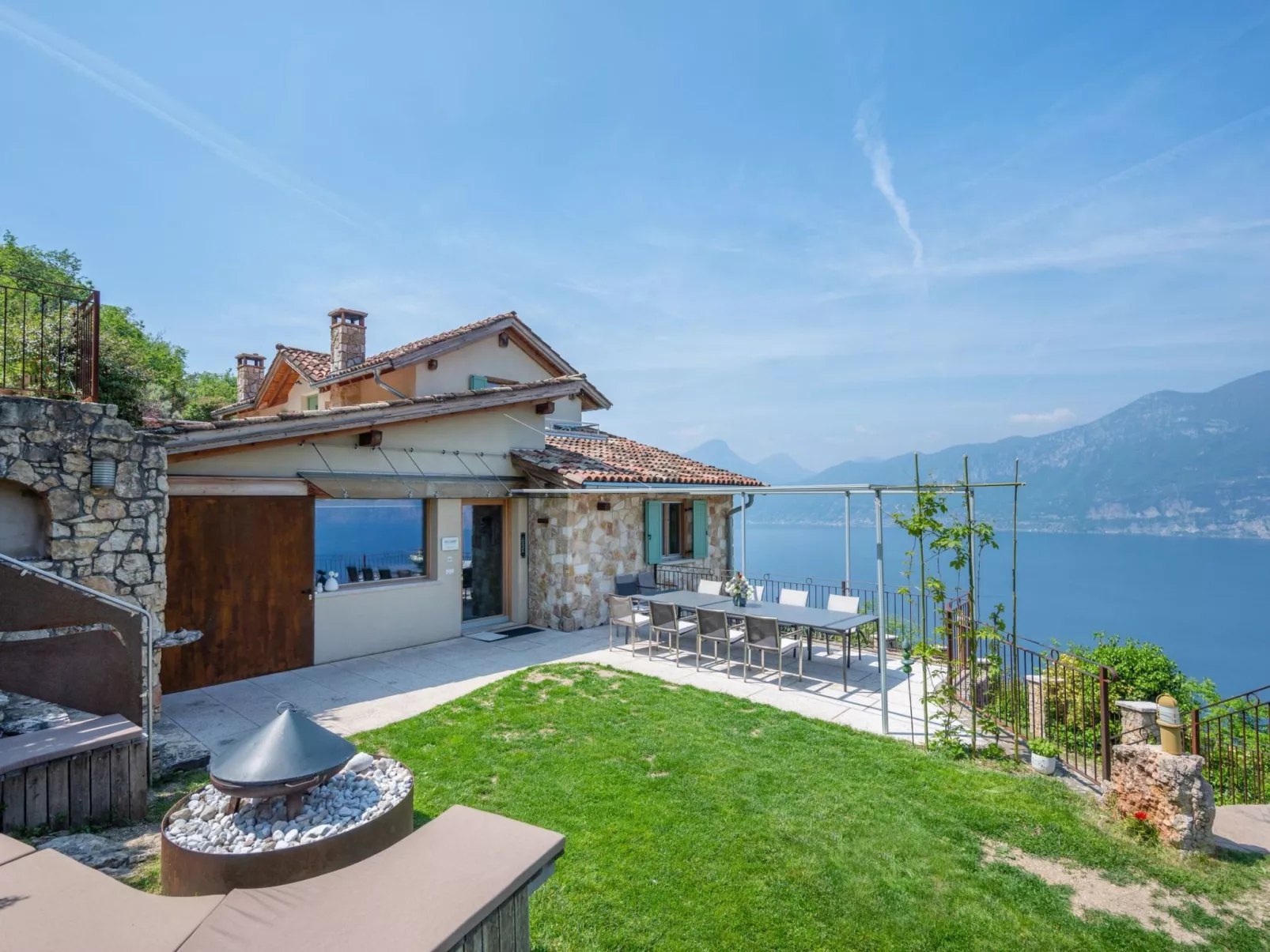 Villa mit schönem Seepanorama und Naturteich