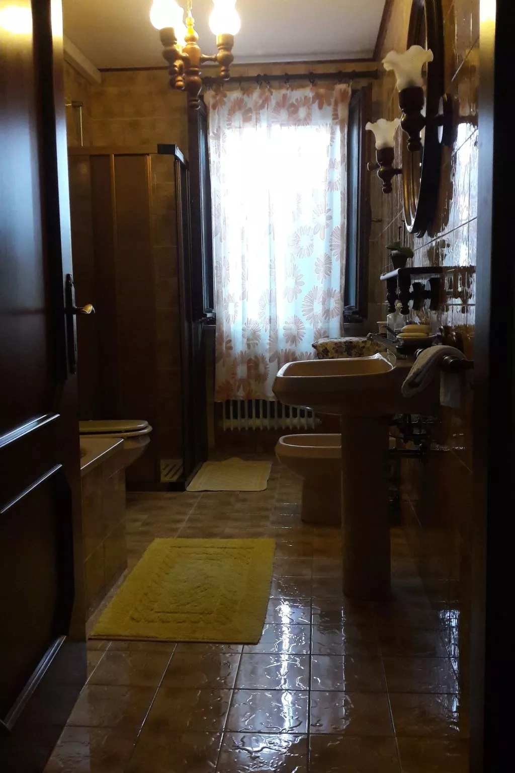 Auf einem ummauerten Grundstück-Dedans