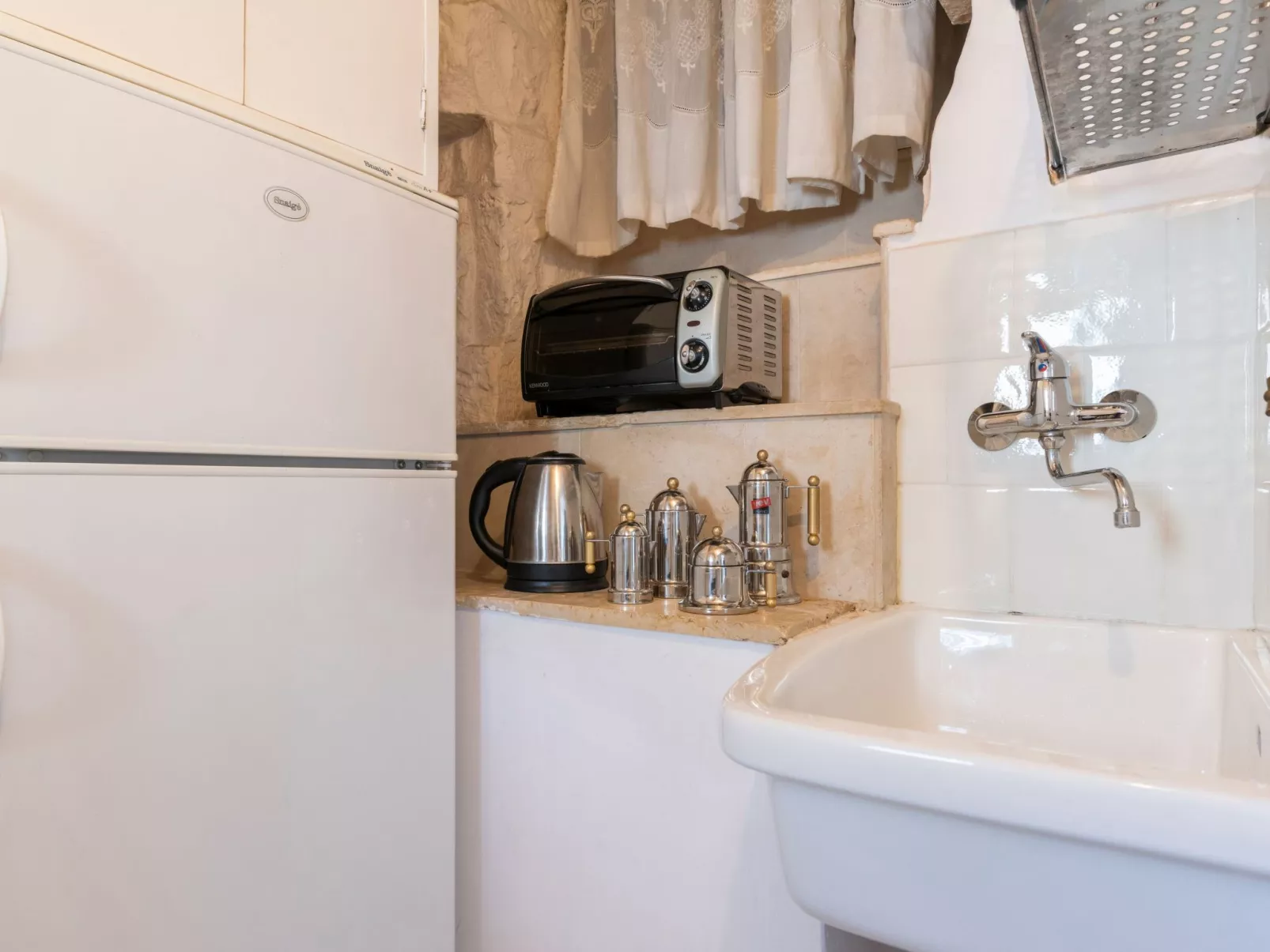 Oma Im Haus in der Mitte