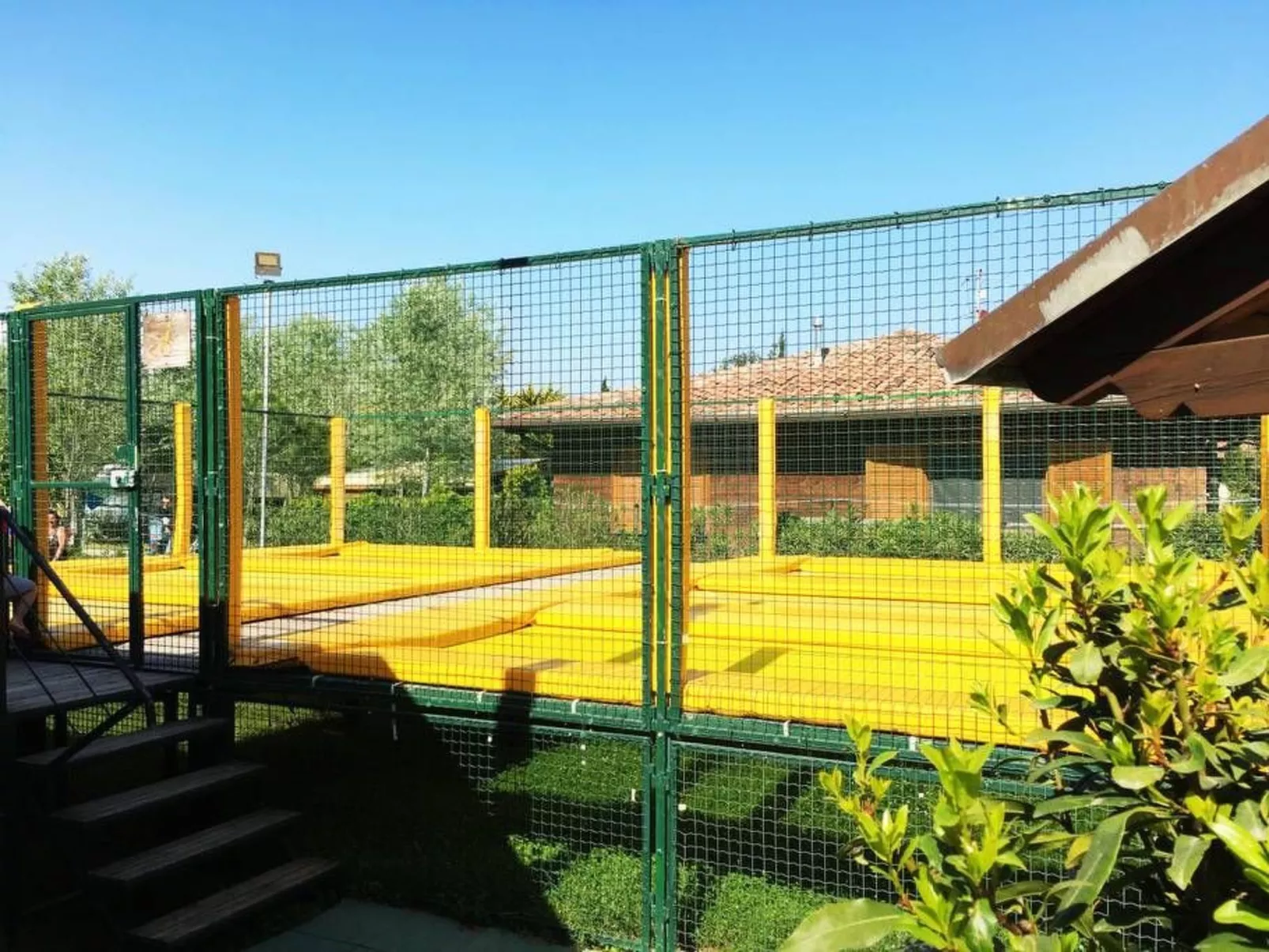 Mobilheim auf einem Campingplatz in der Nähe des Meeres und Pisa-Draußen