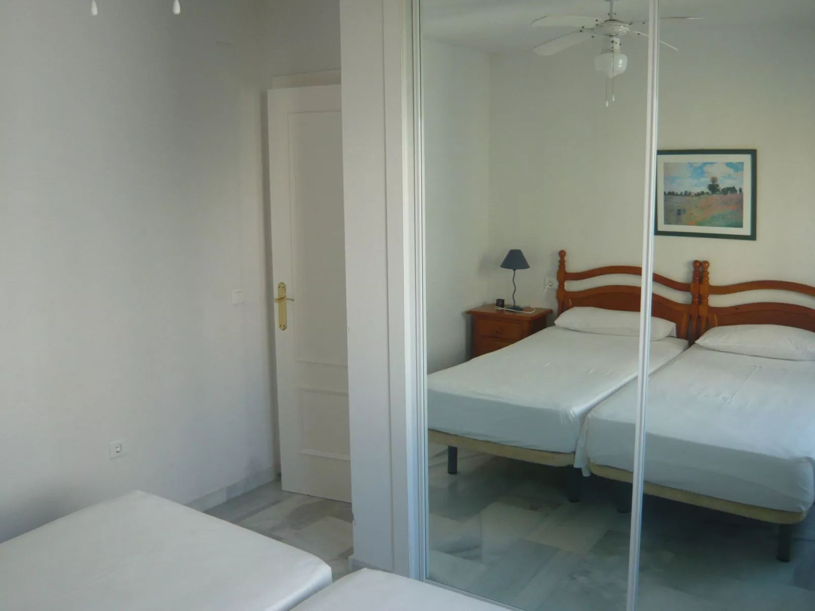 Mit Blick auf das Wasser-Dedans