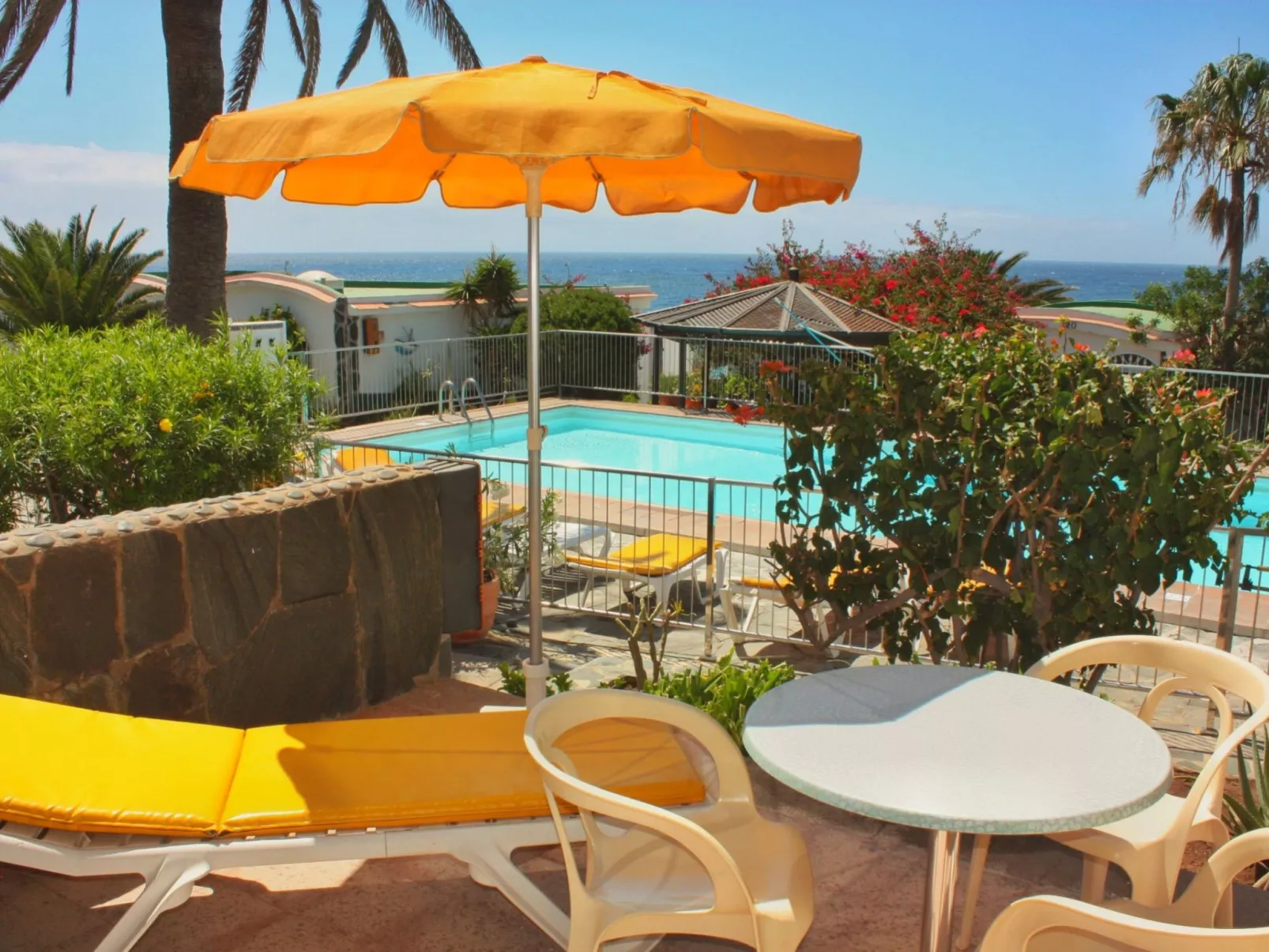 Bungalow auf einem Felsen direkt am Meer