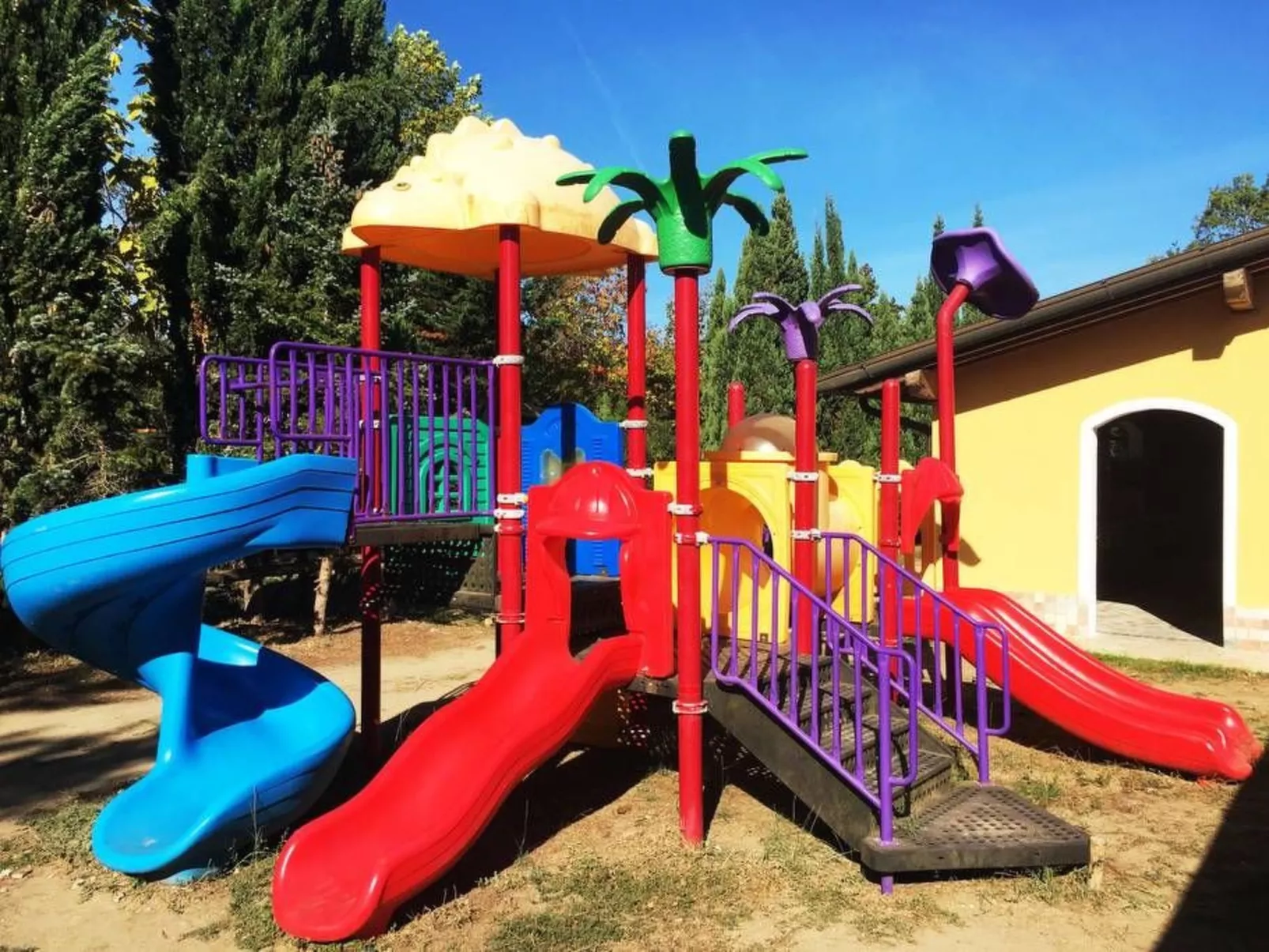 Mobilheim auf einem Campingplatz in der Nähe des Meeres und Pisa-Draußen