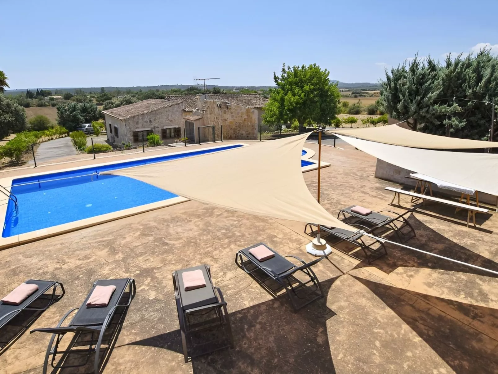 Finca mit großem eingezäunten Pool und Klimaanlage. - Outside