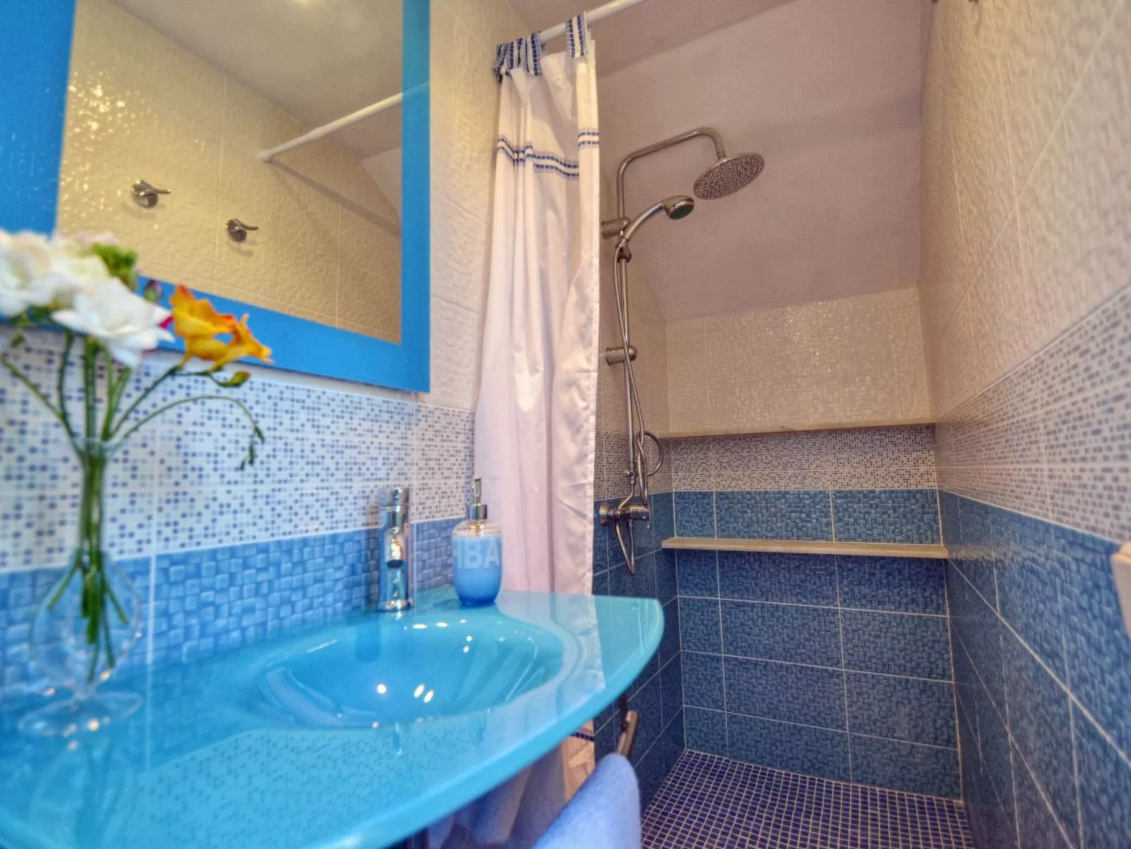 Schöne Villa mit Pool und Garten-Image-tags.info