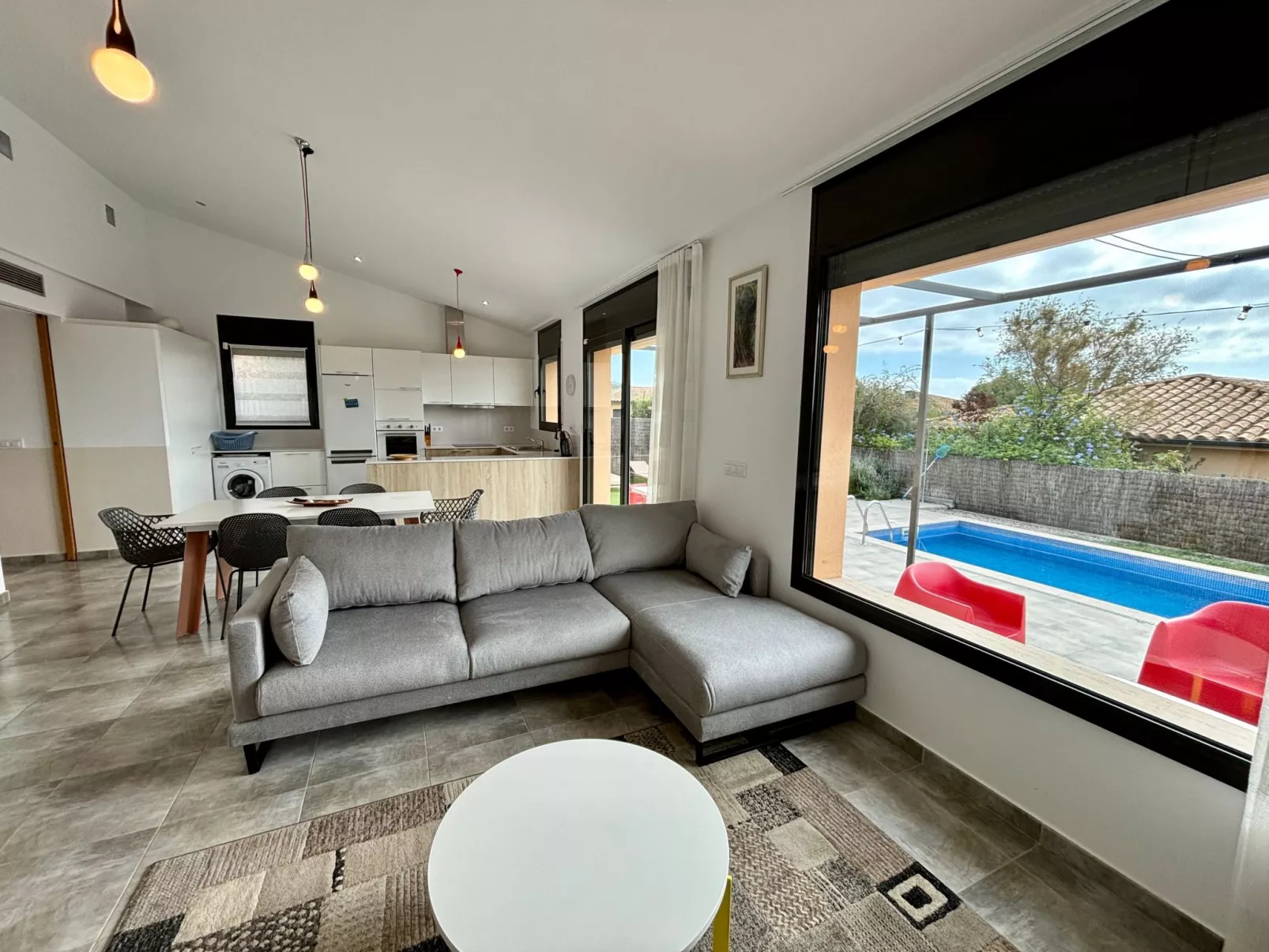 Modernes Einfamilienhaus mit Pool