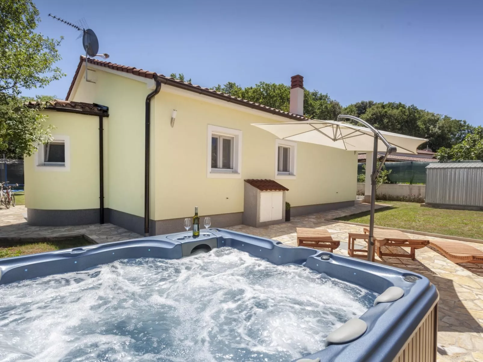 In Vintijan mit Großem Whirlpool-Outside