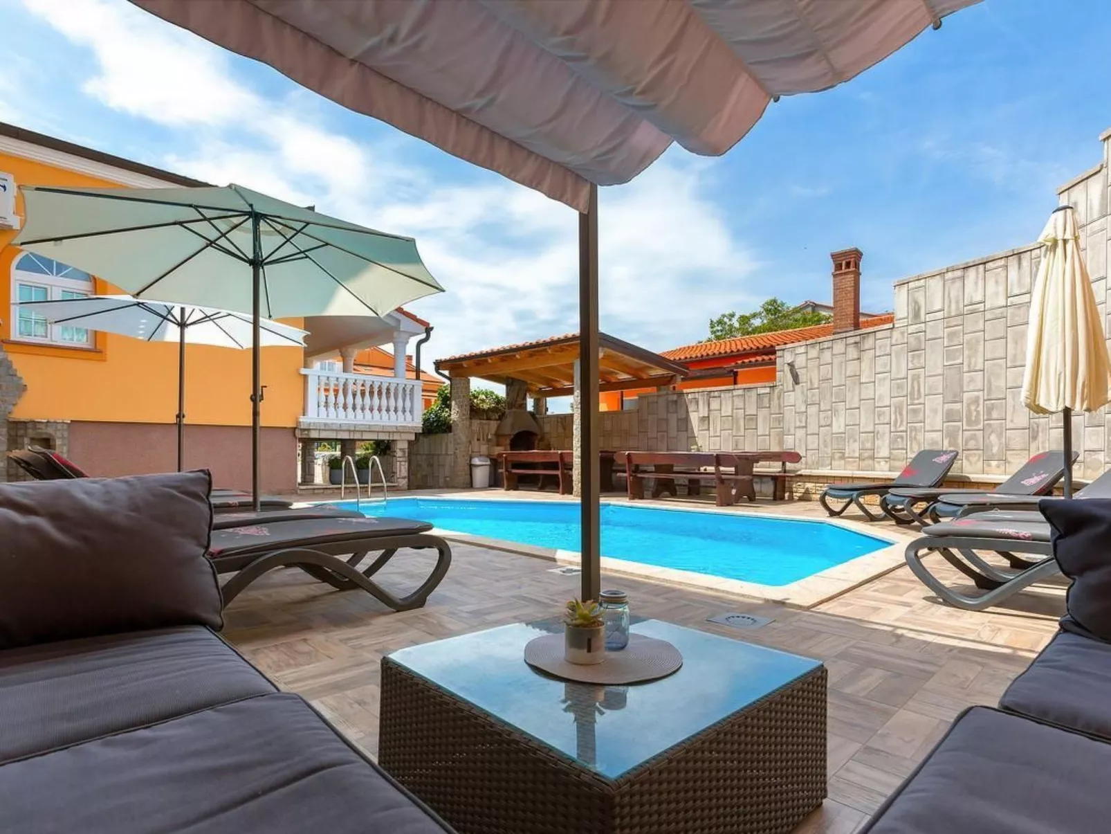 2-Schlafzimmer-Wohnung mit gemeinsamem Schwimmbad-Drinnen