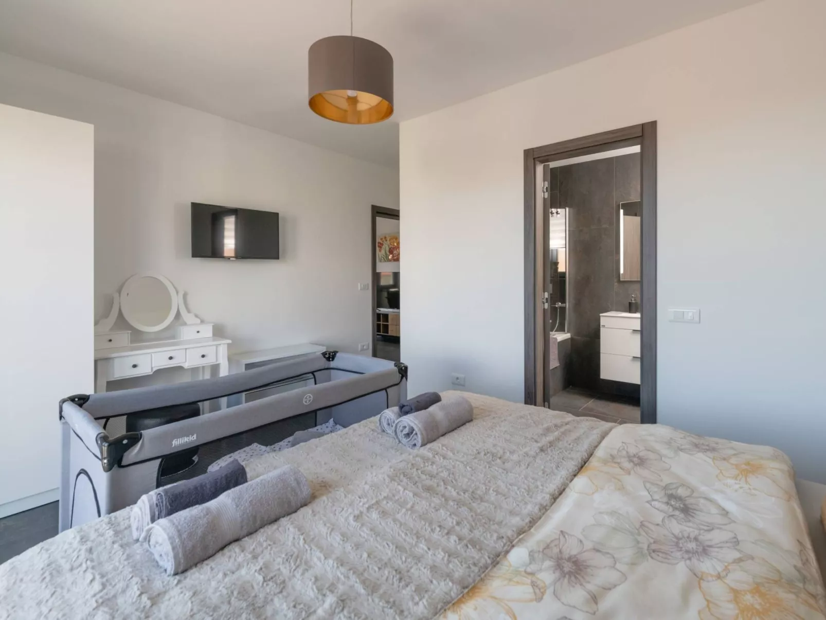 4 SZ mit Bad en suite Pool und Sommerküche-Drinnen