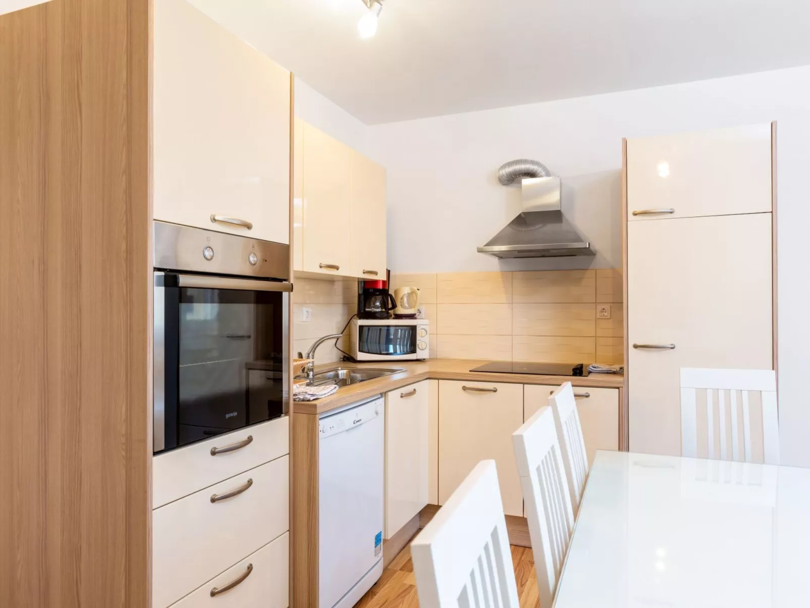 "Dragan 2" mit Balkon-Drinnen