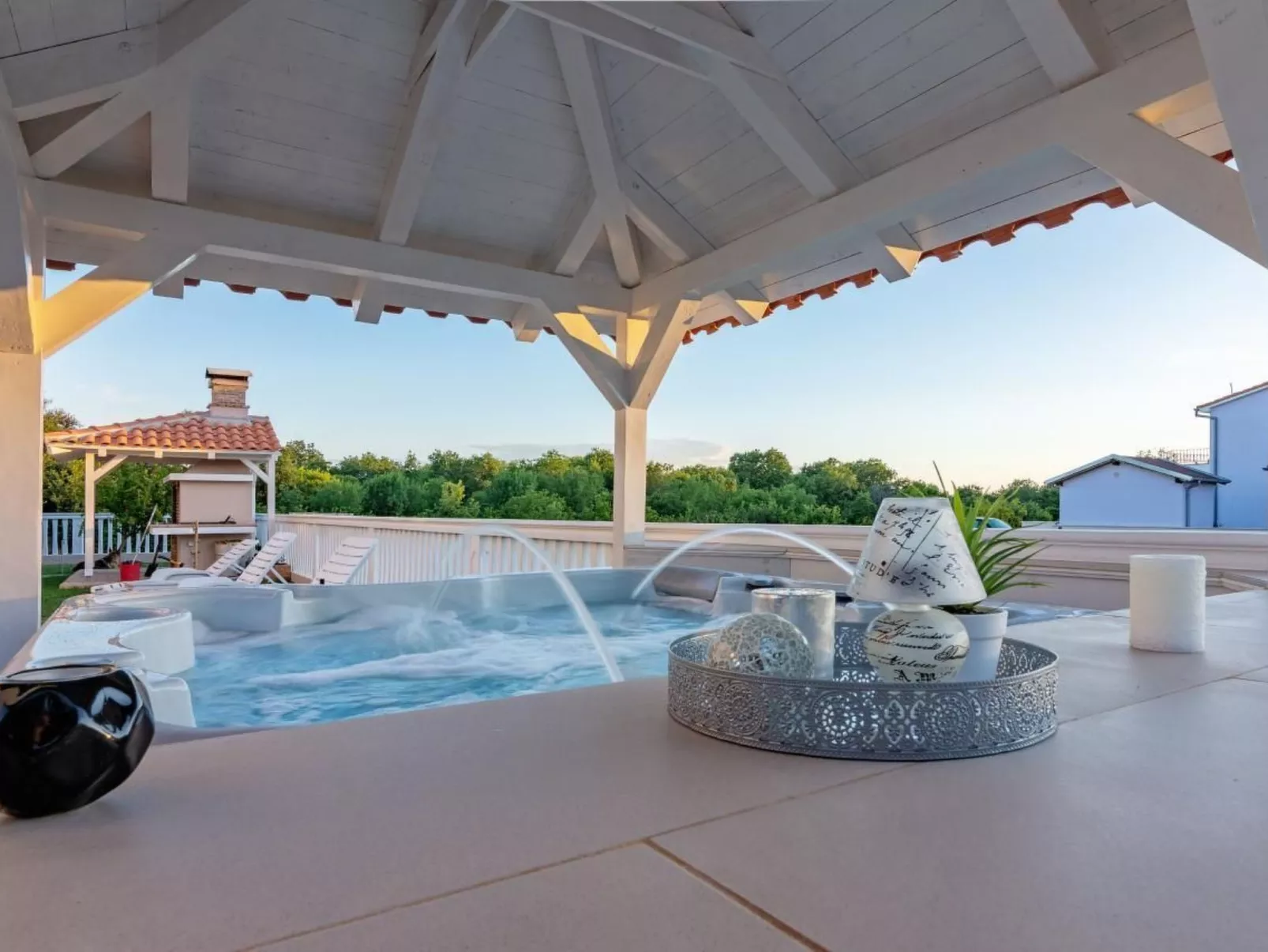 Mit Jacuzzi in Villa mit Parkplatz-Inside