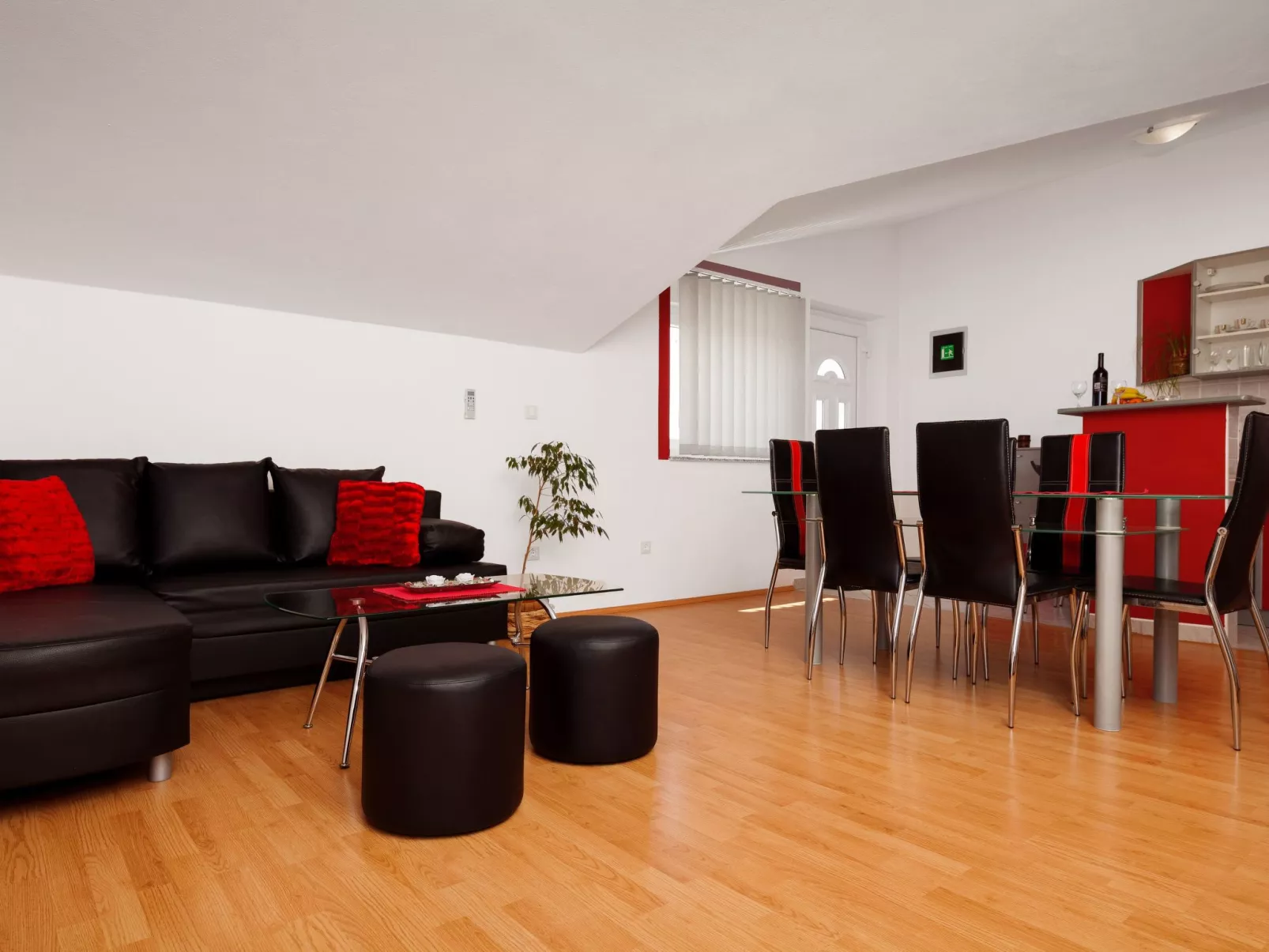 Ema Red mit Jacuzzi-Drinnen