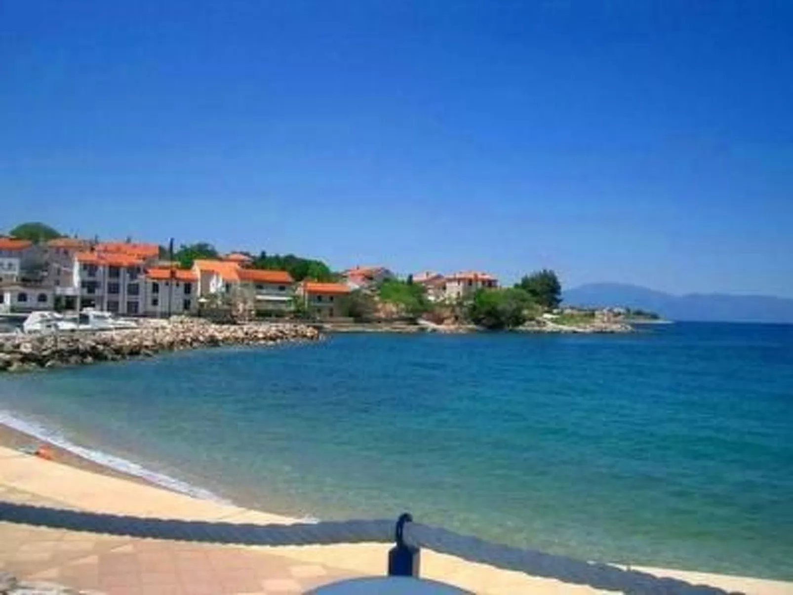 Mit Blick auf das Wasser-Outside