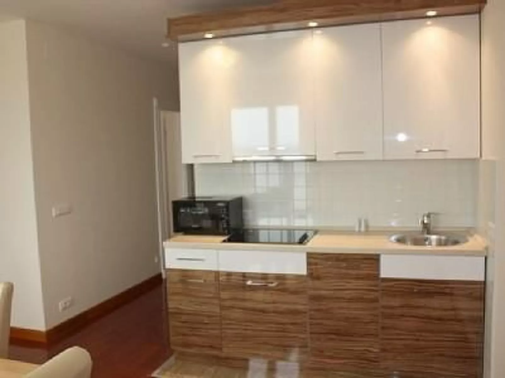 Mit Blick auf das Wasser-Dedans