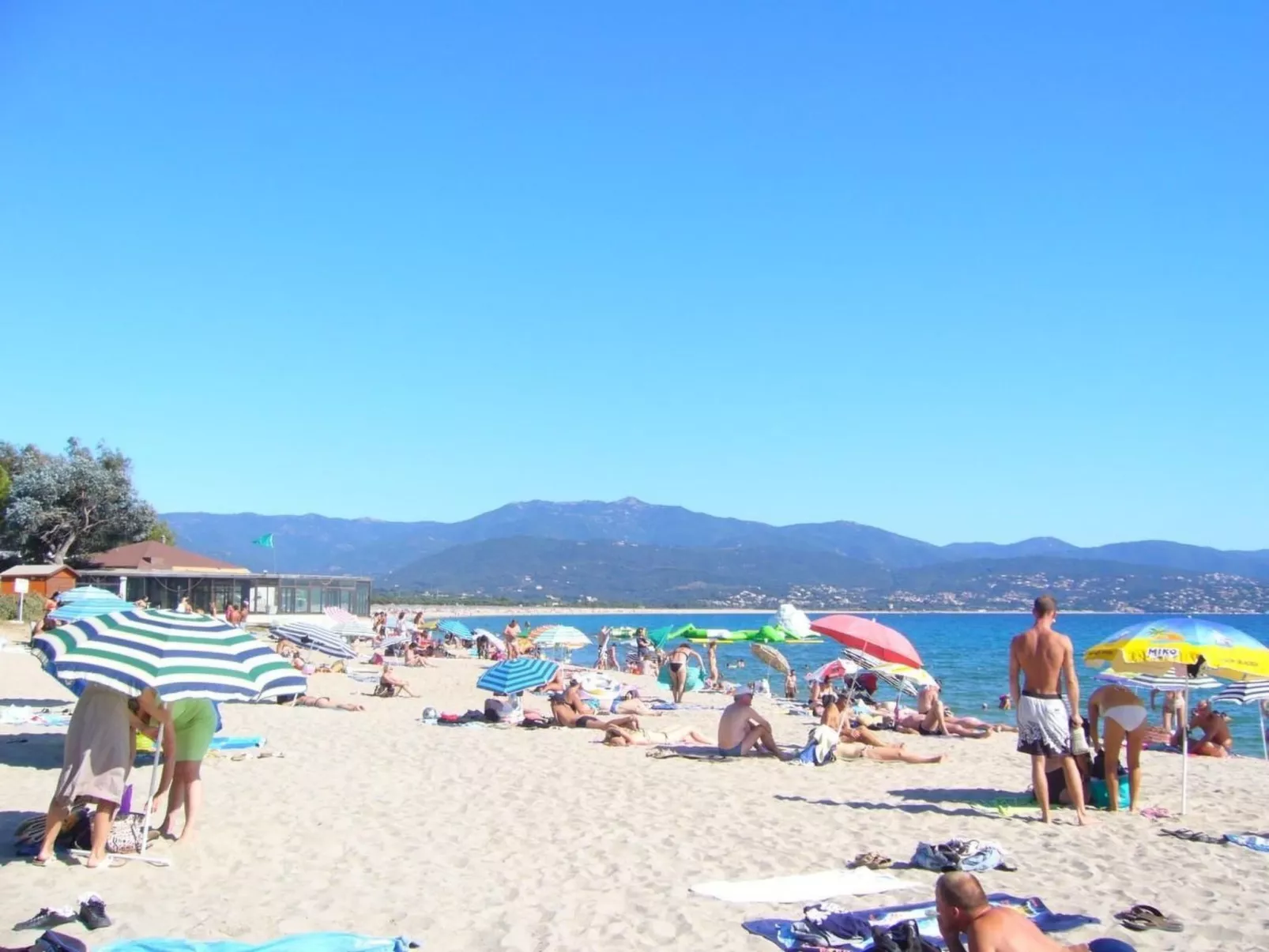 Mit Blick auf das Wasser-Inside