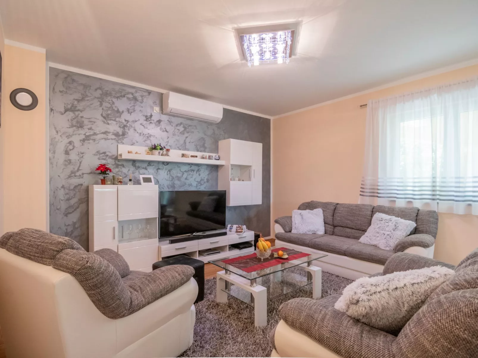 Villa "Mile" mit beheiztem Pool, Grill und Terrasse-Inside