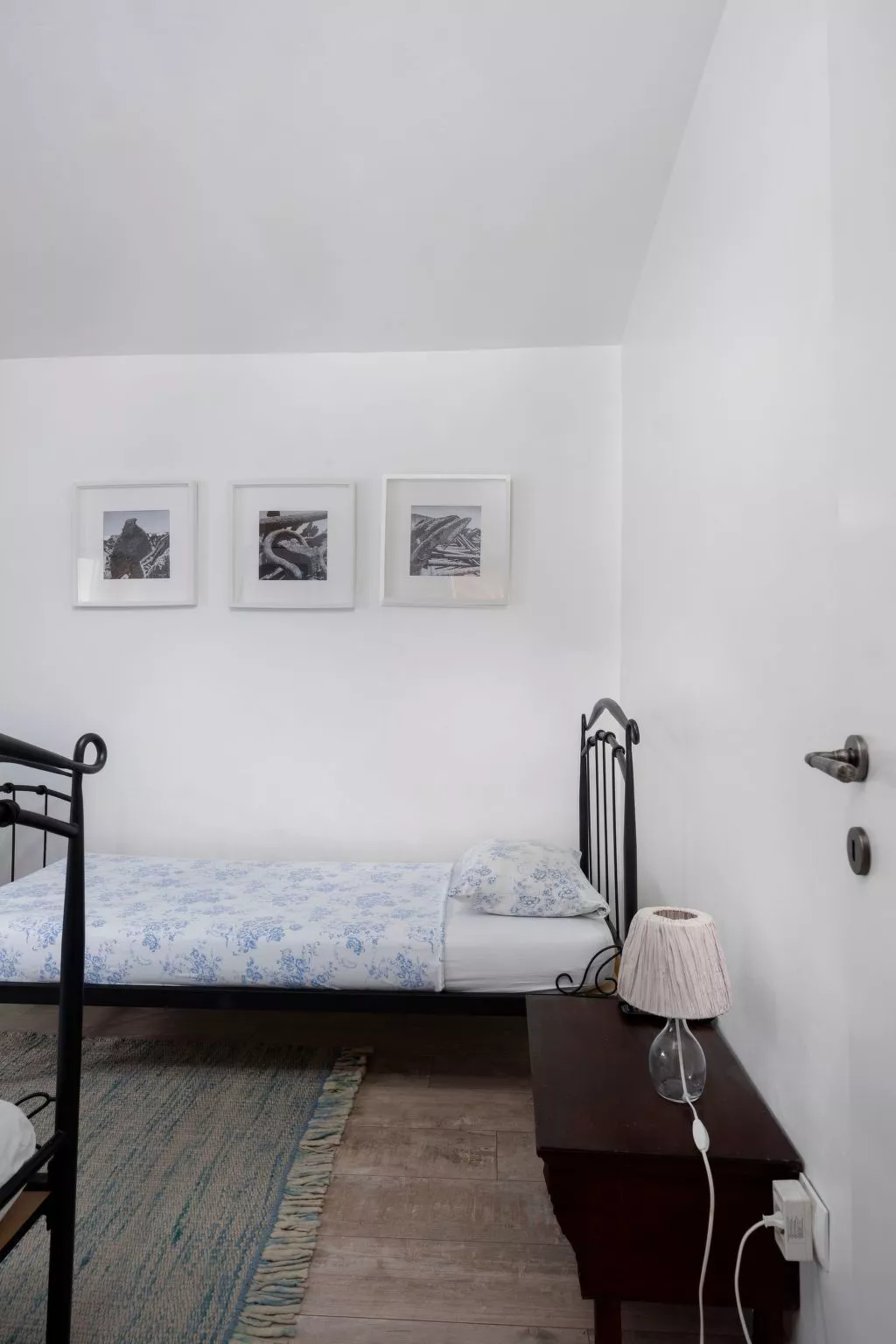 "Hanna" mit Blick auf das Wasser-Inside