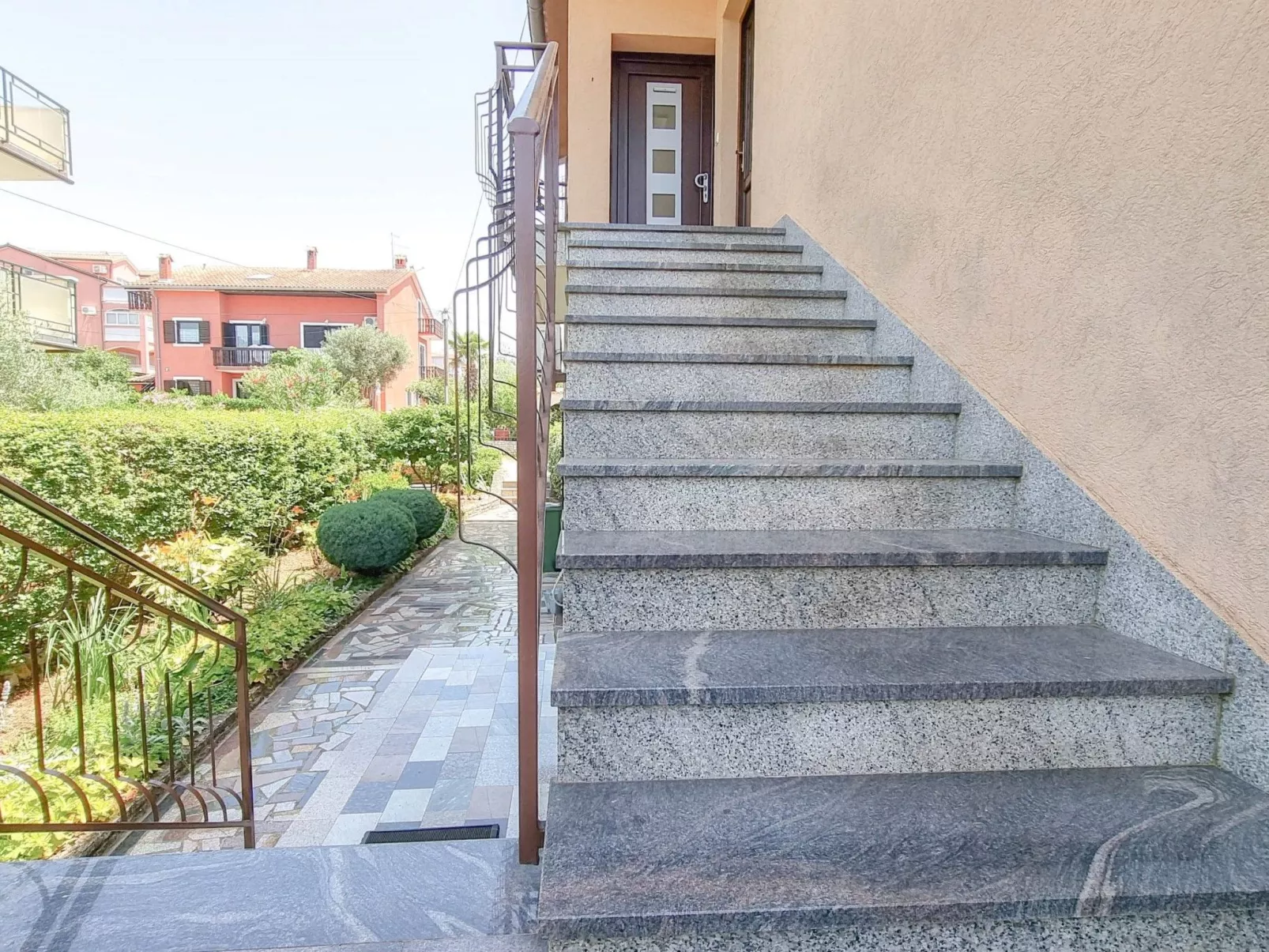 "Nina" mit Blick auf das Wasser-Outside