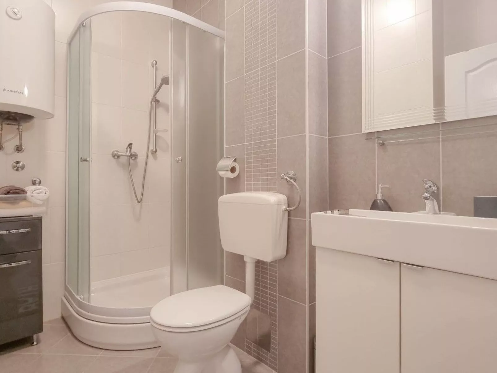 "Lea" mit Terrasse-Drinnen