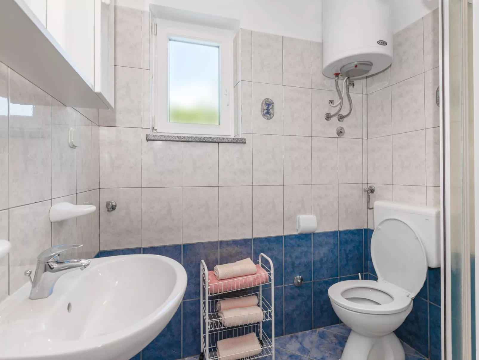 Am Südhang gelegen mit Meerblick-Drinnen