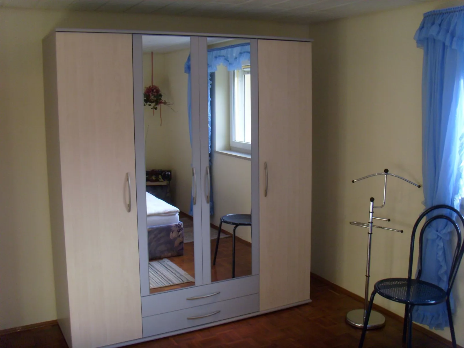 Mit Blick zur Wallfahrtskirche-Inside