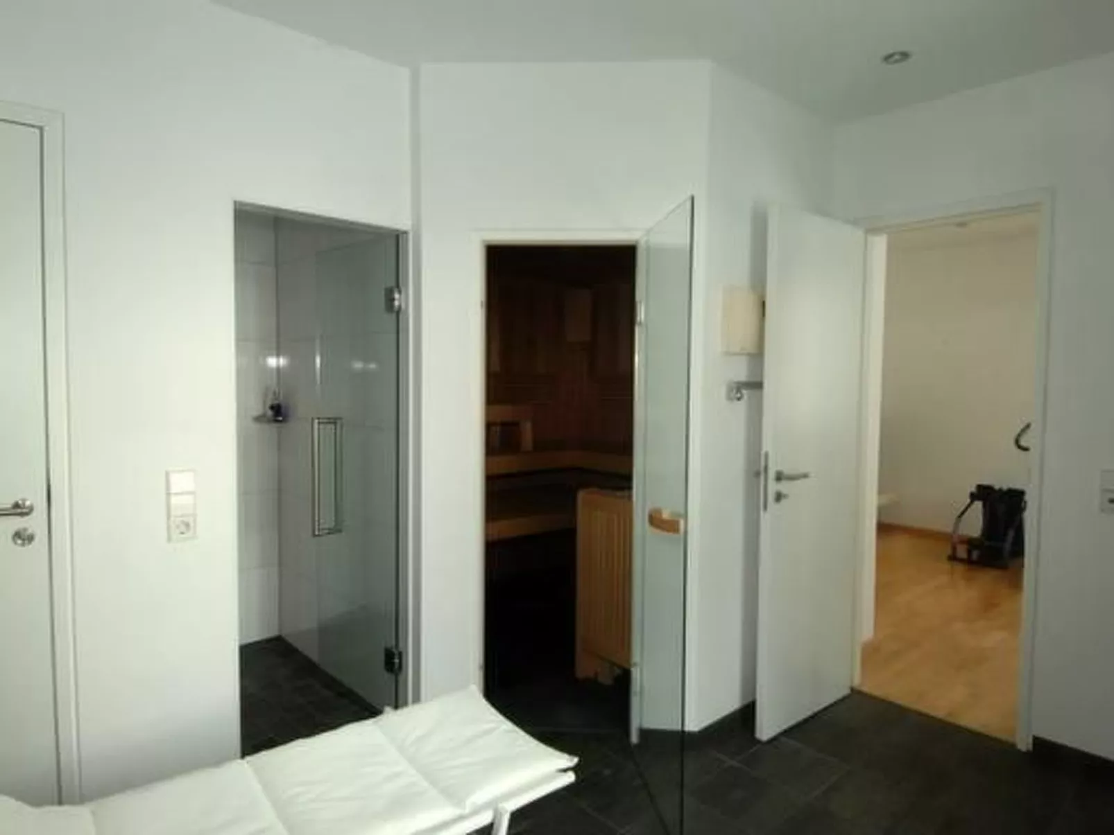 Modernes Luxusapartment am Hang, Wellnessbereich-Drinnen