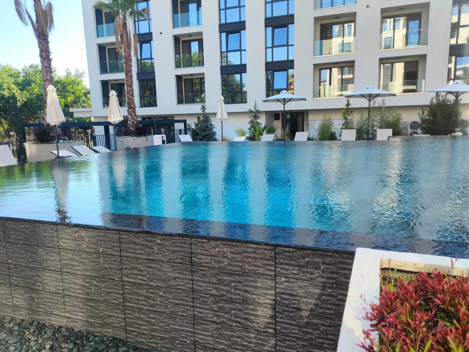 Studio "Allure Varna" mit Infinity-Pool-Draußen