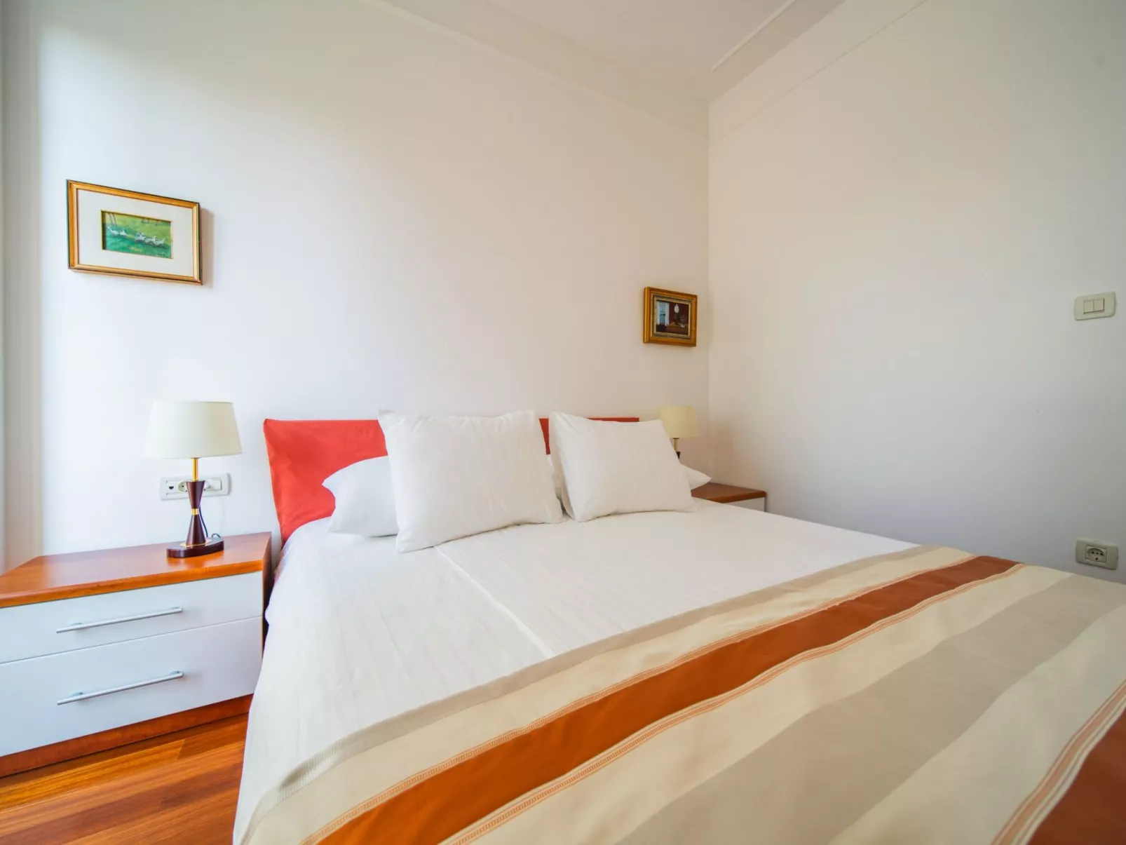 Traditionelles Steinhaus mit privatem beheiztem Pool-Drinnen