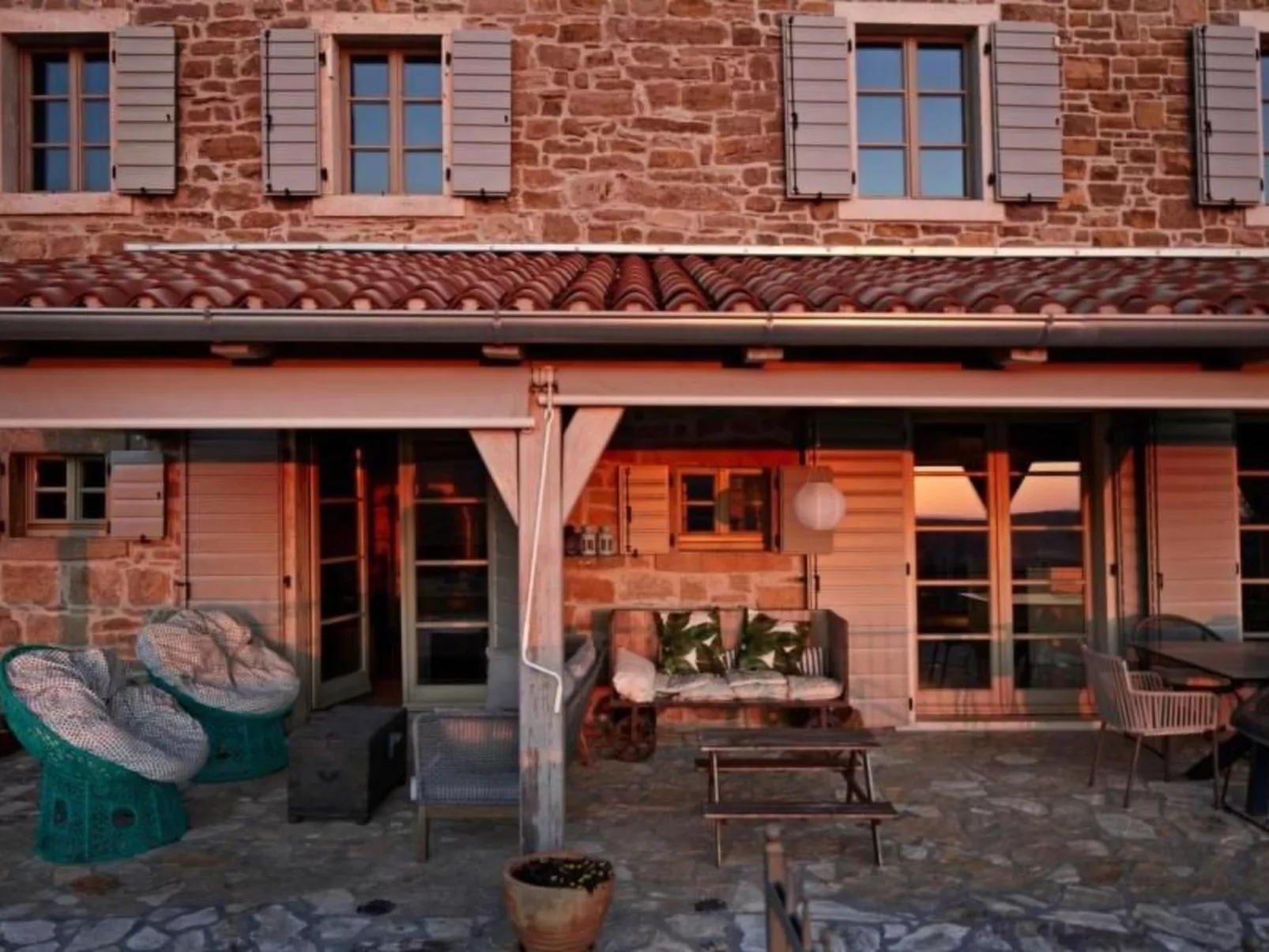 In Kostanjica mit Grill, Terrasse und Garten-Drinnen