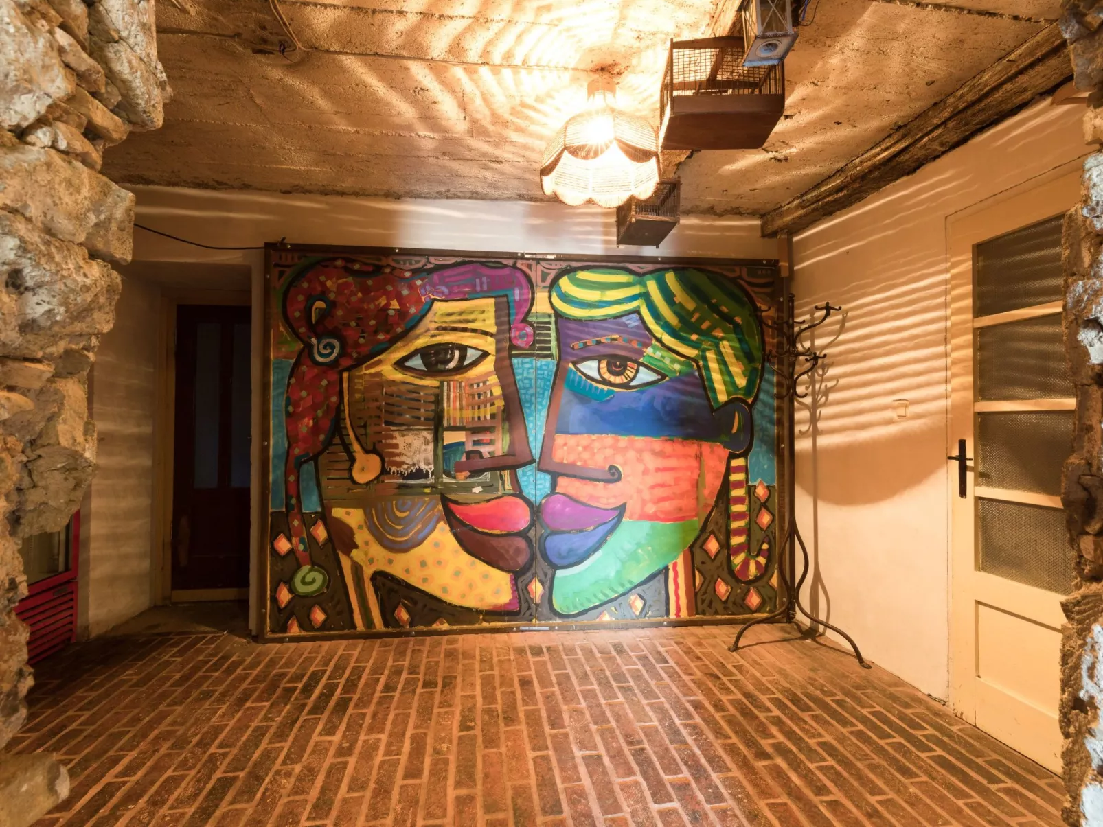 Haus mit modernem Interieur und einer alten Taverne - Inside