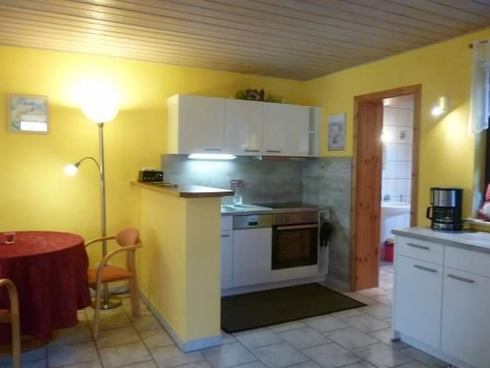 Schönes Ferienhaus mit Terrasse und Grill-Drinnen