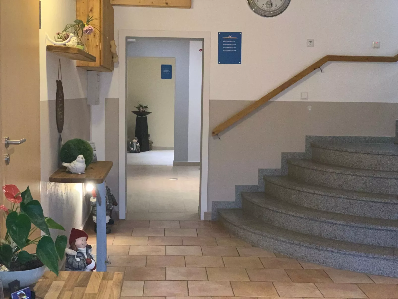 Modern eingerichtete Suite mit Terrasse-Inside